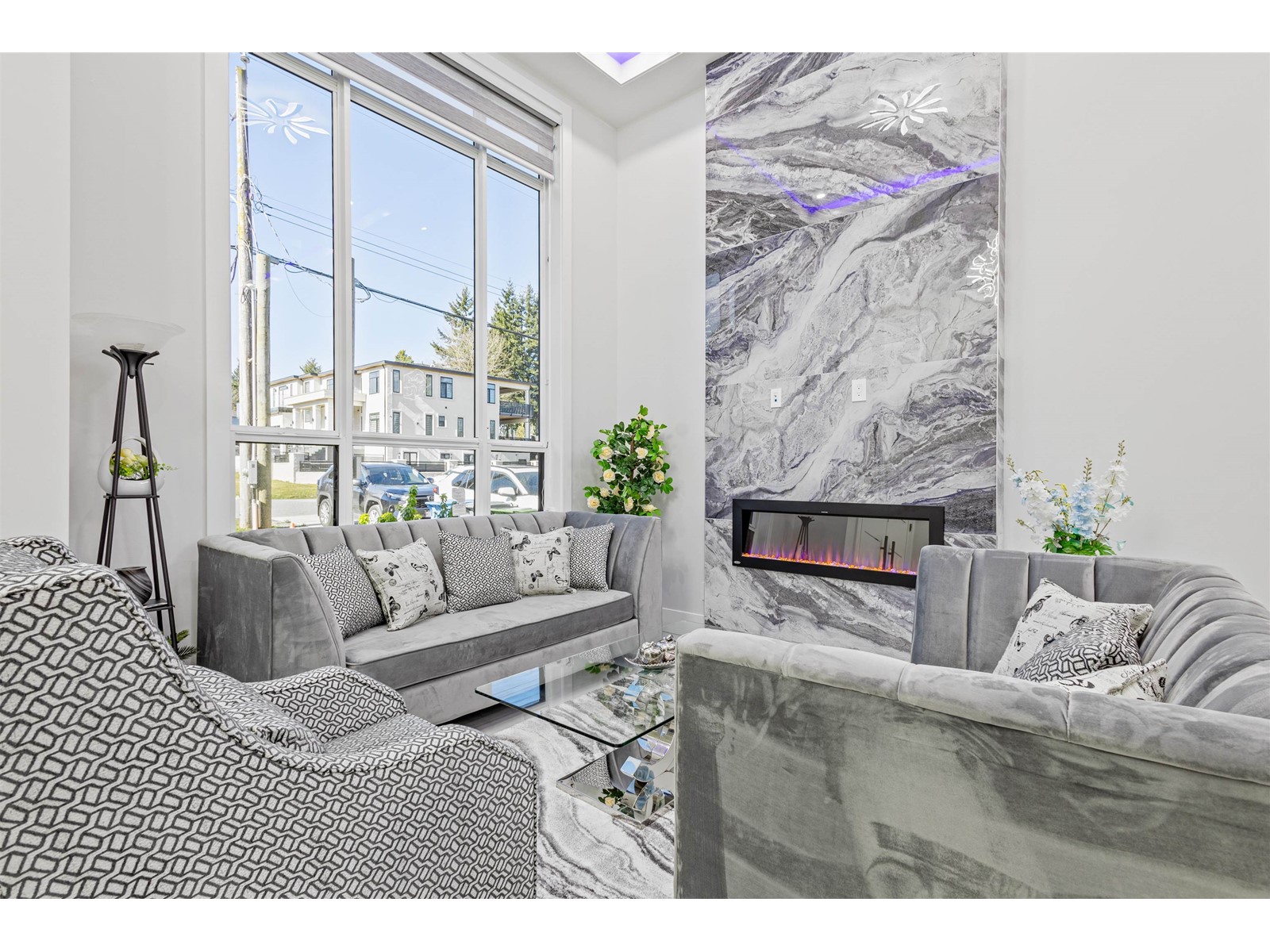 Property at 2128 OAKRIDGE CRESCENT image 3