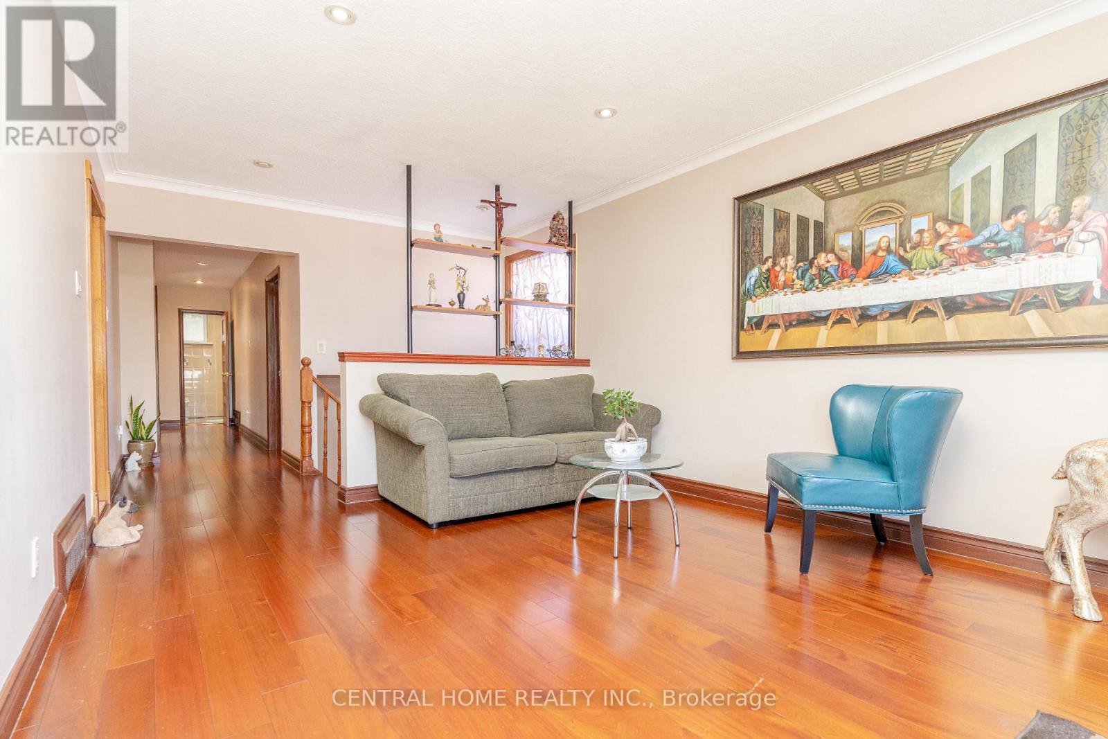 20 Bridgenorth Crescent, Toronto, Ontario  M9V 2M3 - Photo 4 - W12203762