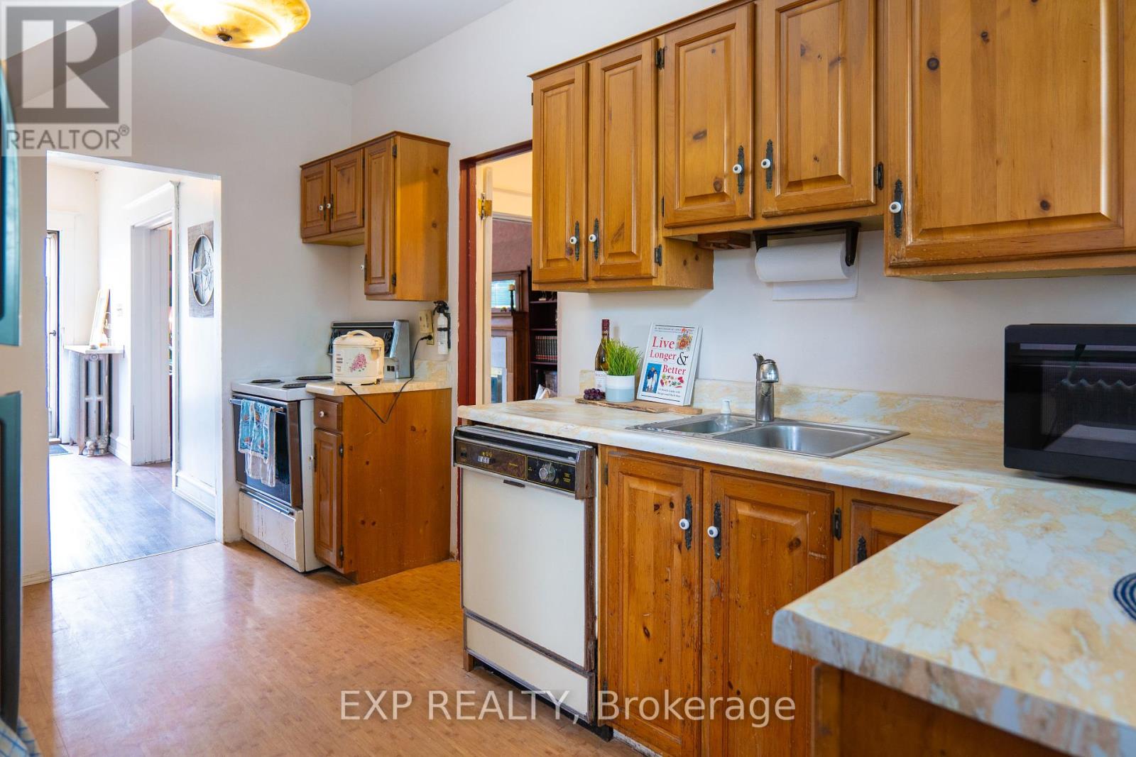 111 Park Row N, Hamilton (Crown Point), Ontario  L8H 4E5 - Photo 11 - X12203781