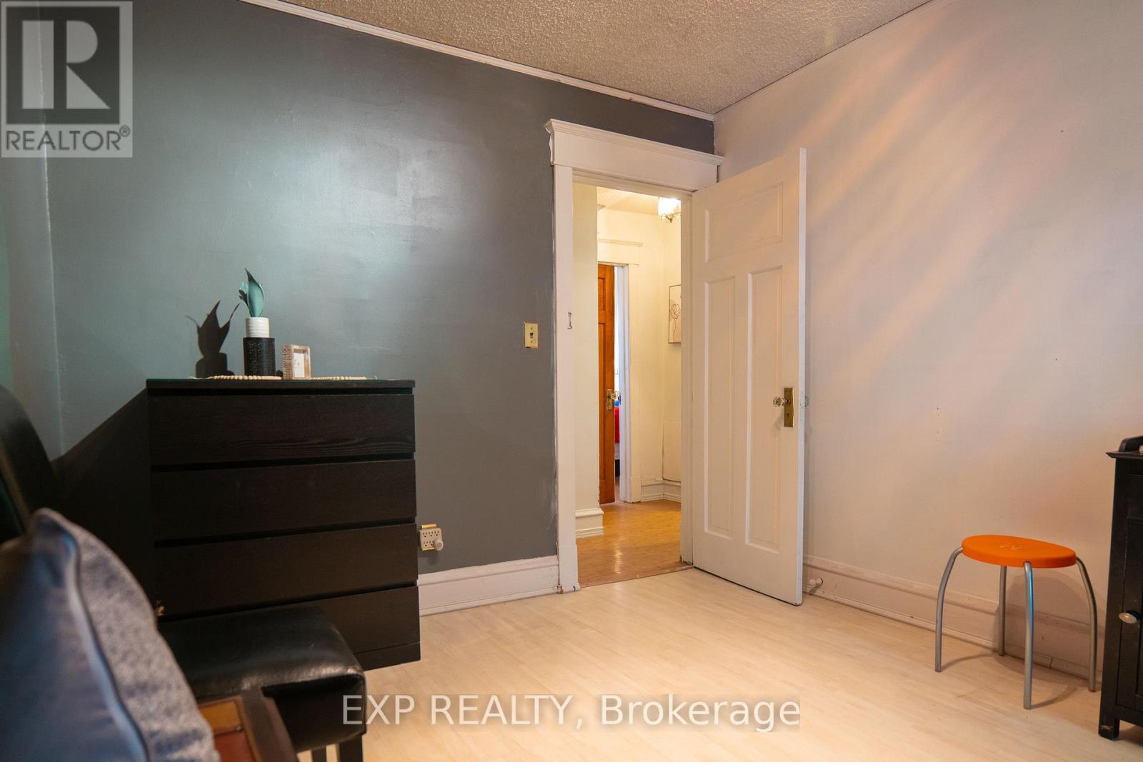 111 Park Row N, Hamilton (Crown Point), Ontario  L8H 4E5 - Photo 17 - X12203781