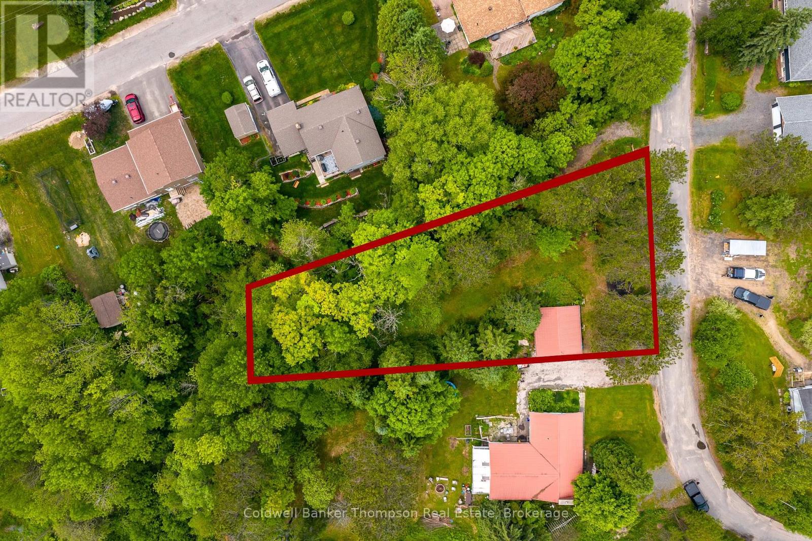 211 Lakeshore Road, Huntsville, Ontario  P1H 1Y8 - Photo 2 - X12203811