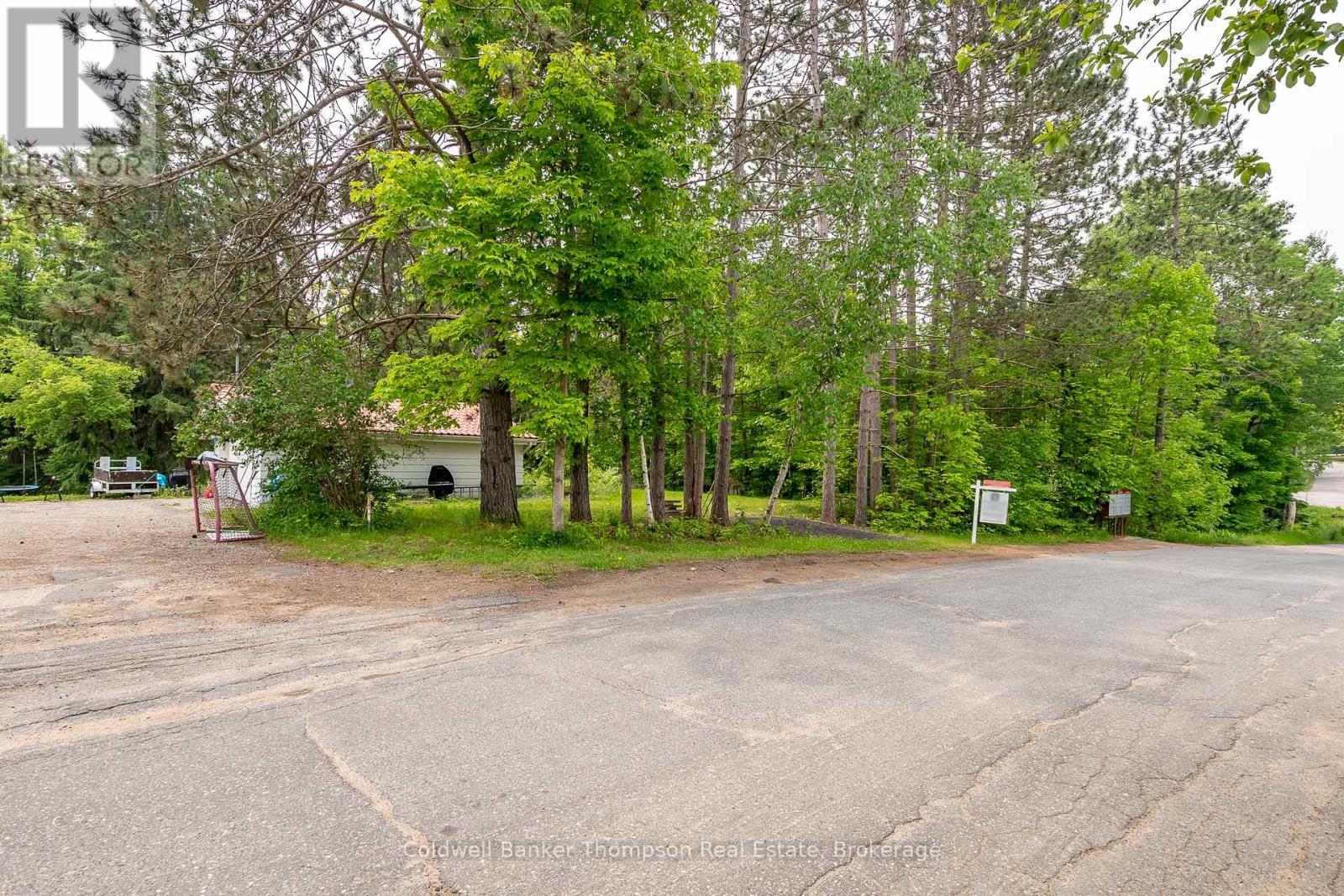 211 Lakeshore Road, Huntsville, Ontario  P1H 1Y8 - Photo 3 - X12203811