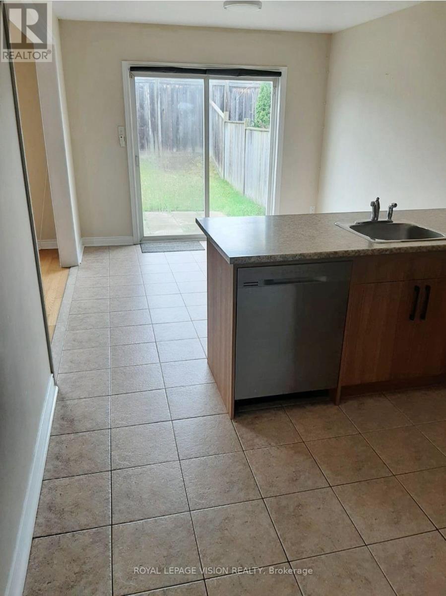 29 Tracey Court, Whitby, Ontario  L1R 3R3 - Photo 4 - E12203606