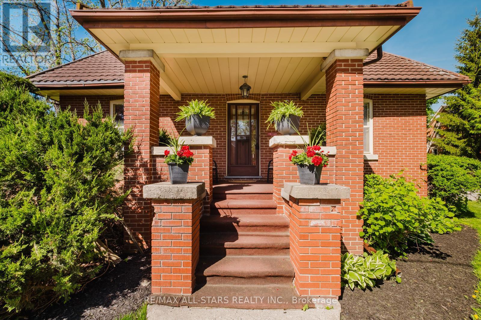 18 Charles Street, Whitchurch-Stouffville (Stouffville), Ontario  L4A 1B7 - Photo 2 - N12203880