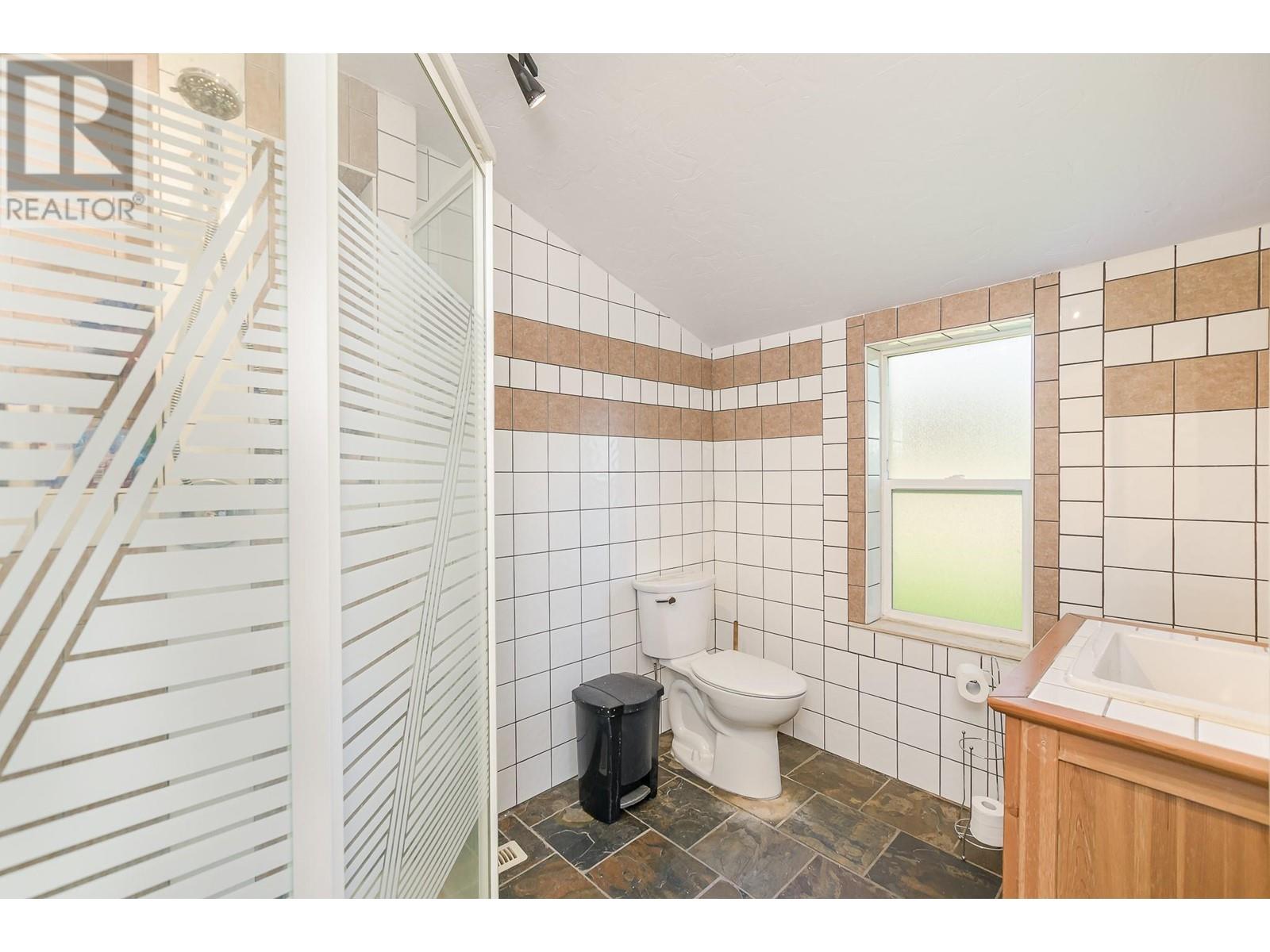 150 1 Street Se, Salmon Arm, British Columbia  V1E 4H5 - Photo 41 - 10349355