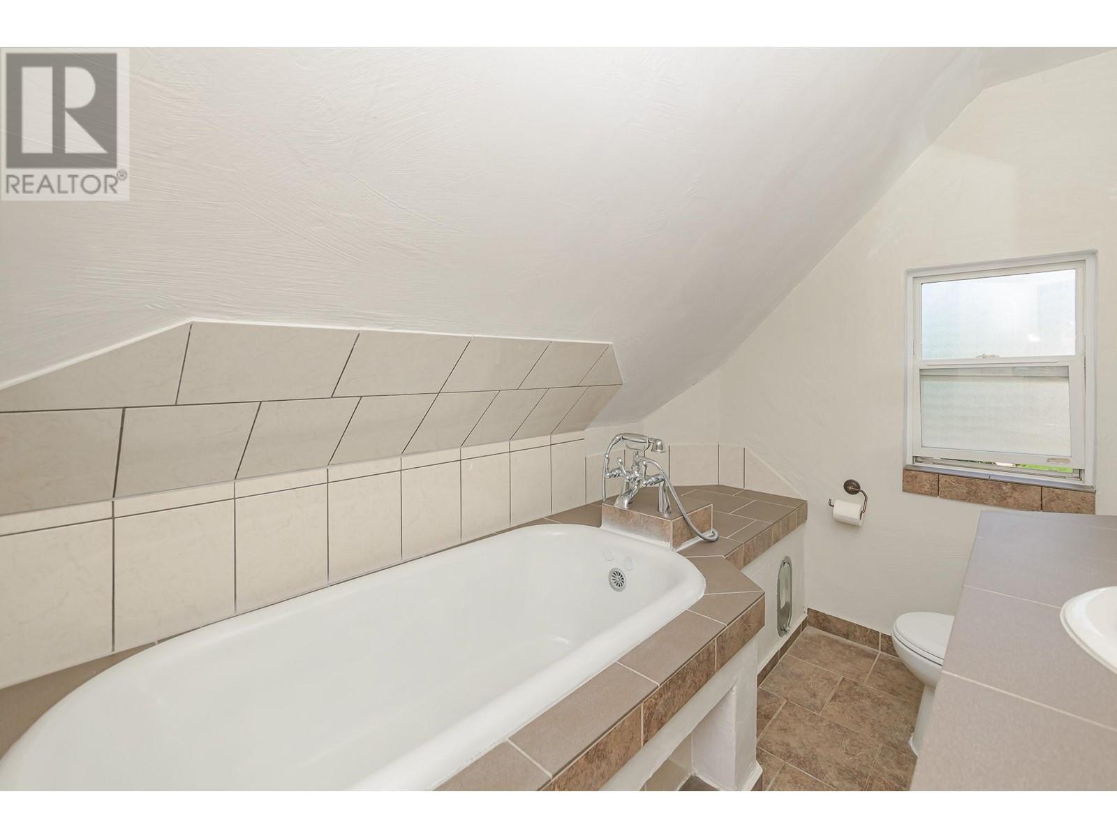 150 1 Street Se, Salmon Arm, British Columbia  V1E 4H5 - Photo 44 - 10349355