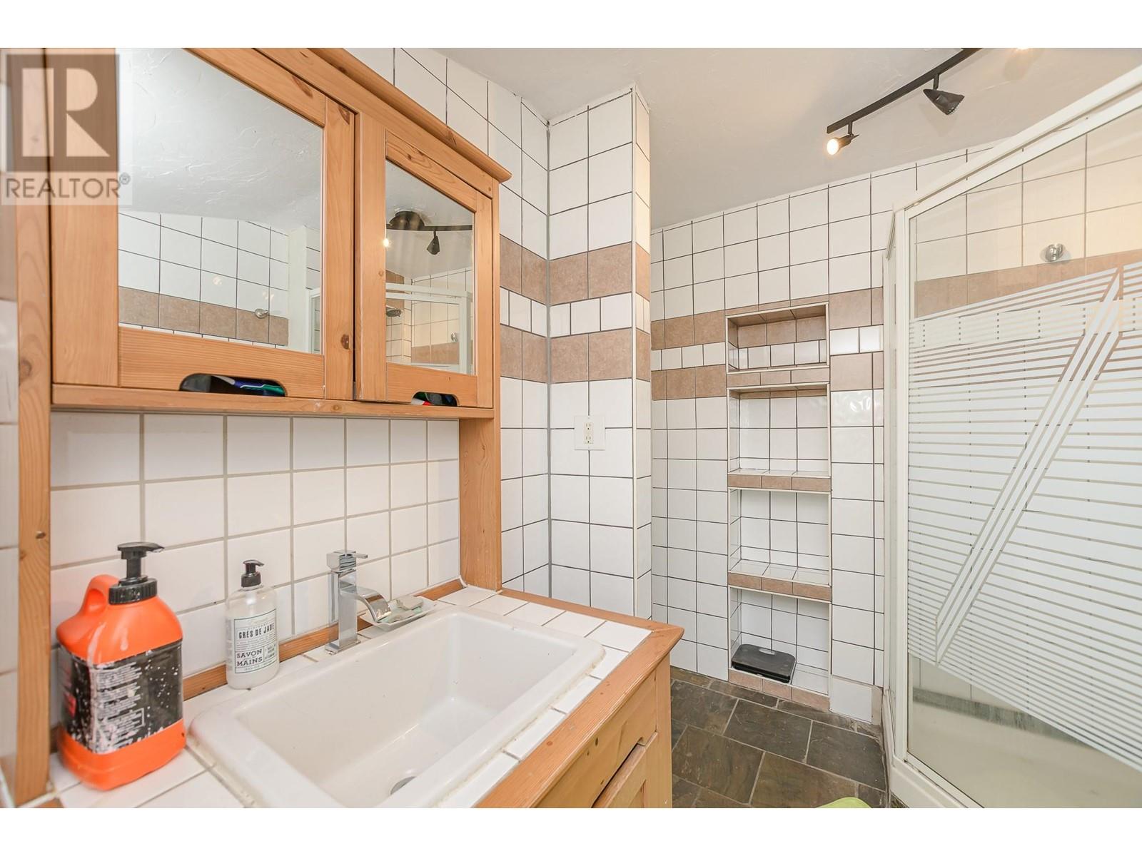 150 1 Street Se, Salmon Arm, British Columbia  V1E 4H5 - Photo 42 - 10349355