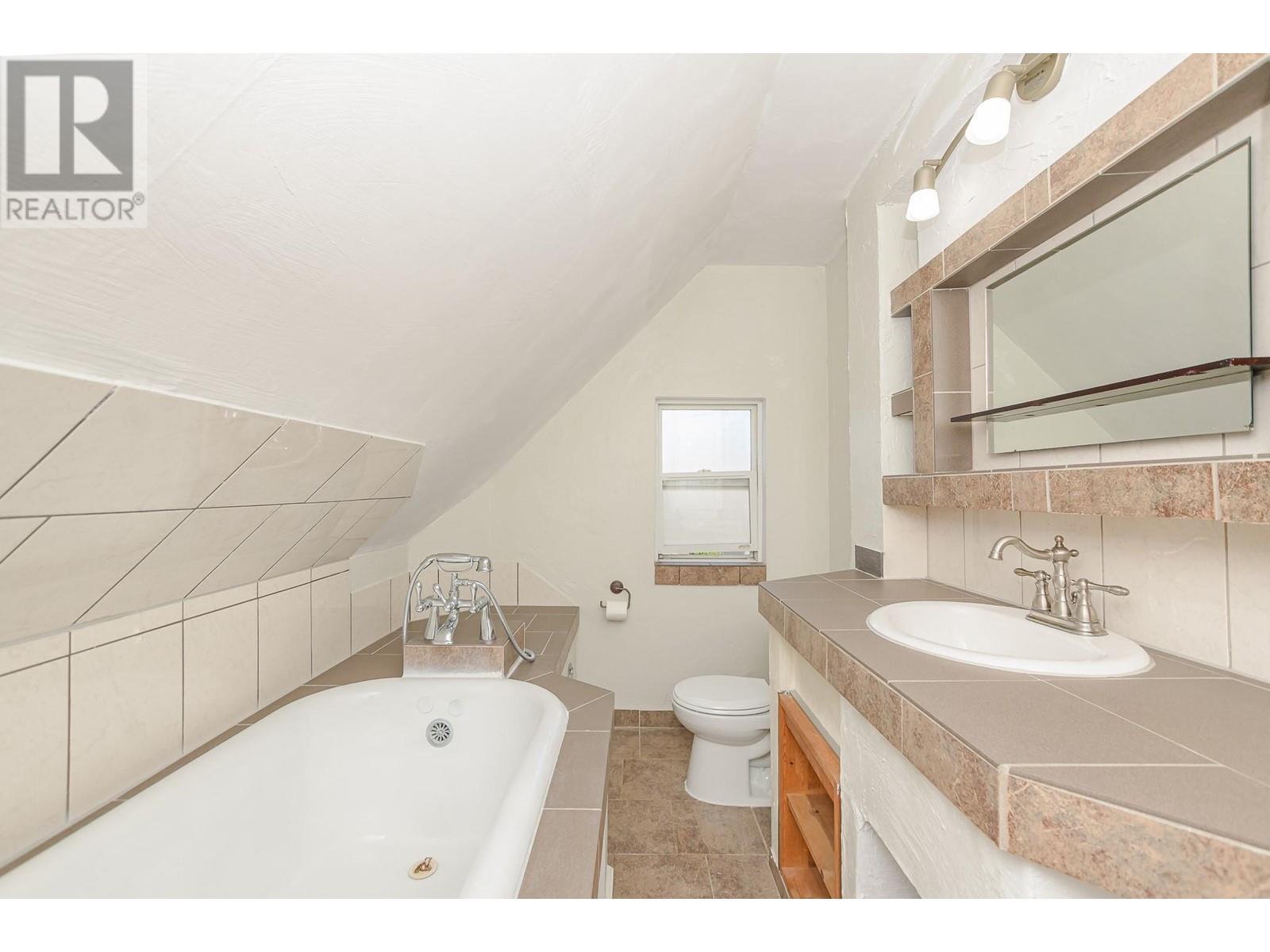 150 1 Street Se, Salmon Arm, British Columbia  V1E 4H5 - Photo 43 - 10349355