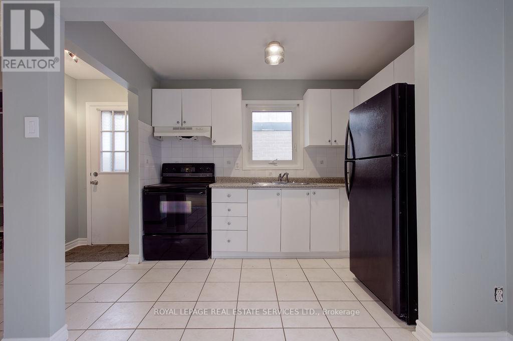 11 Jacobs Square, Brampton, Ontario  L6S 2M5 - Photo 2 - W12203478