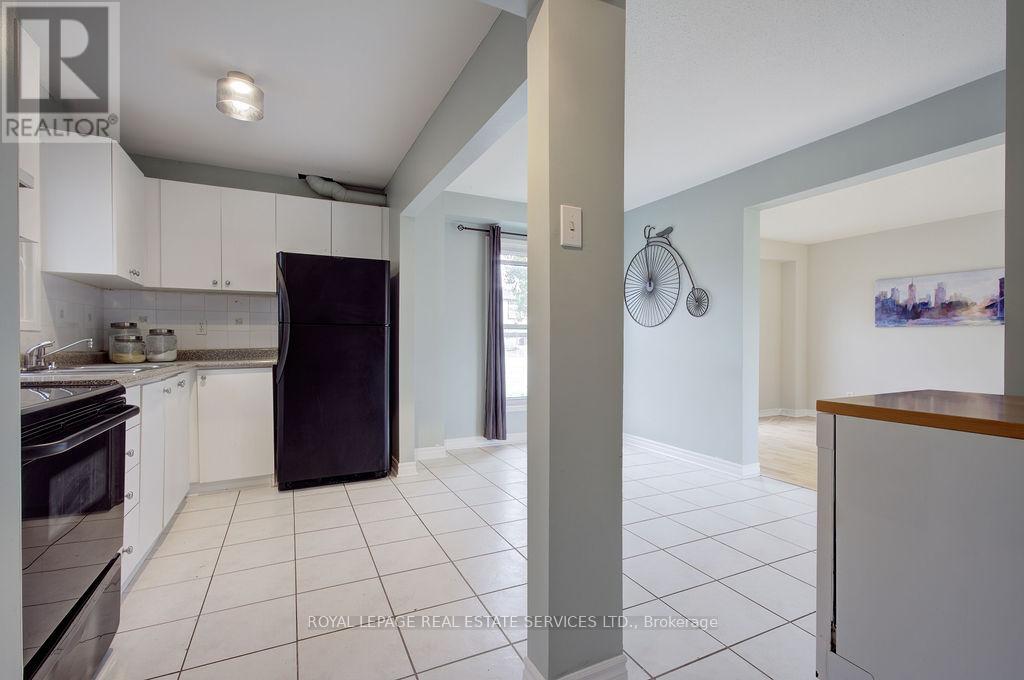 11 Jacobs Square, Brampton, Ontario  L6S 2M5 - Photo 3 - W12203478