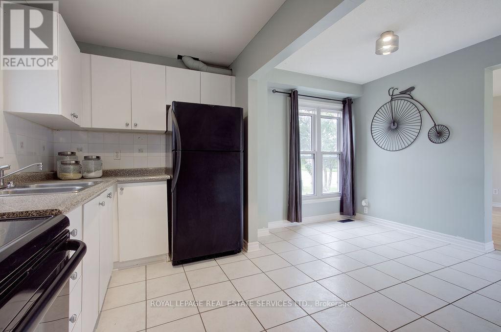 11 Jacobs Square, Brampton, Ontario  L6S 2M5 - Photo 5 - W12203478