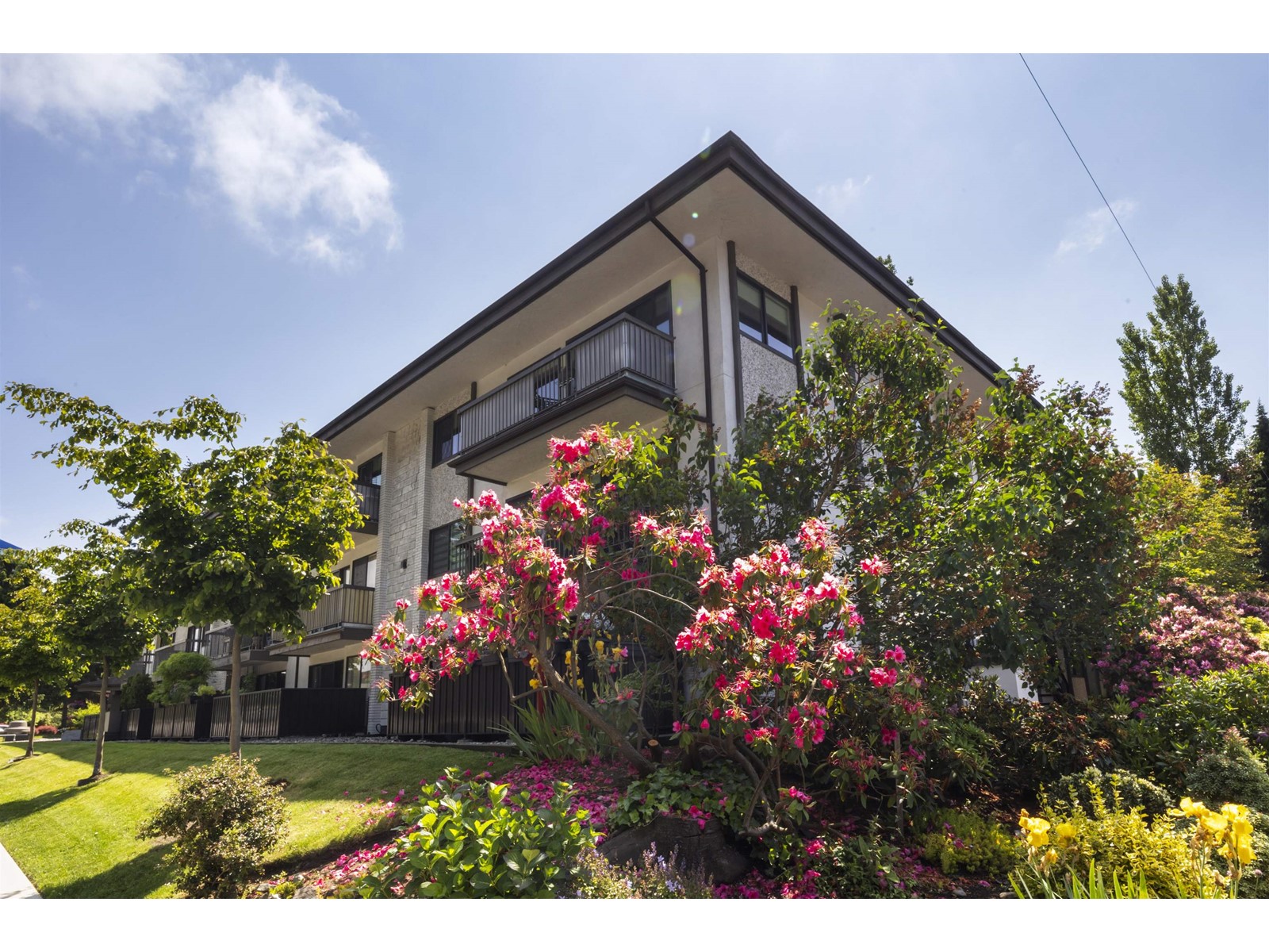 301 15020 North Bluff Road, White Rock, British Columbia  V4B 5A4 - Photo 2 - R3012209
