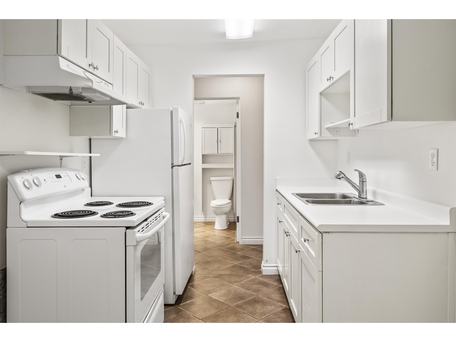 301 15020 North Bluff Road, White Rock, British Columbia  V4B 5A4 - Photo 15 - R3012209