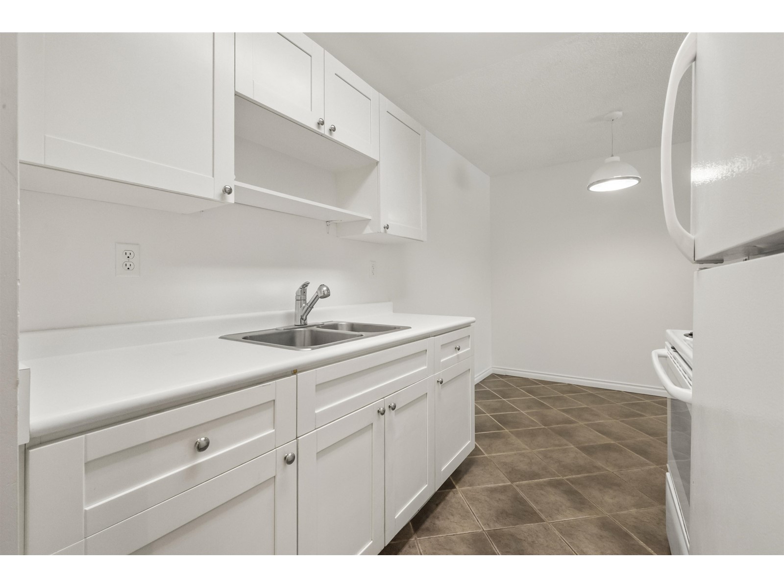 301 15020 North Bluff Road, White Rock, British Columbia  V4B 5A4 - Photo 11 - R3012209