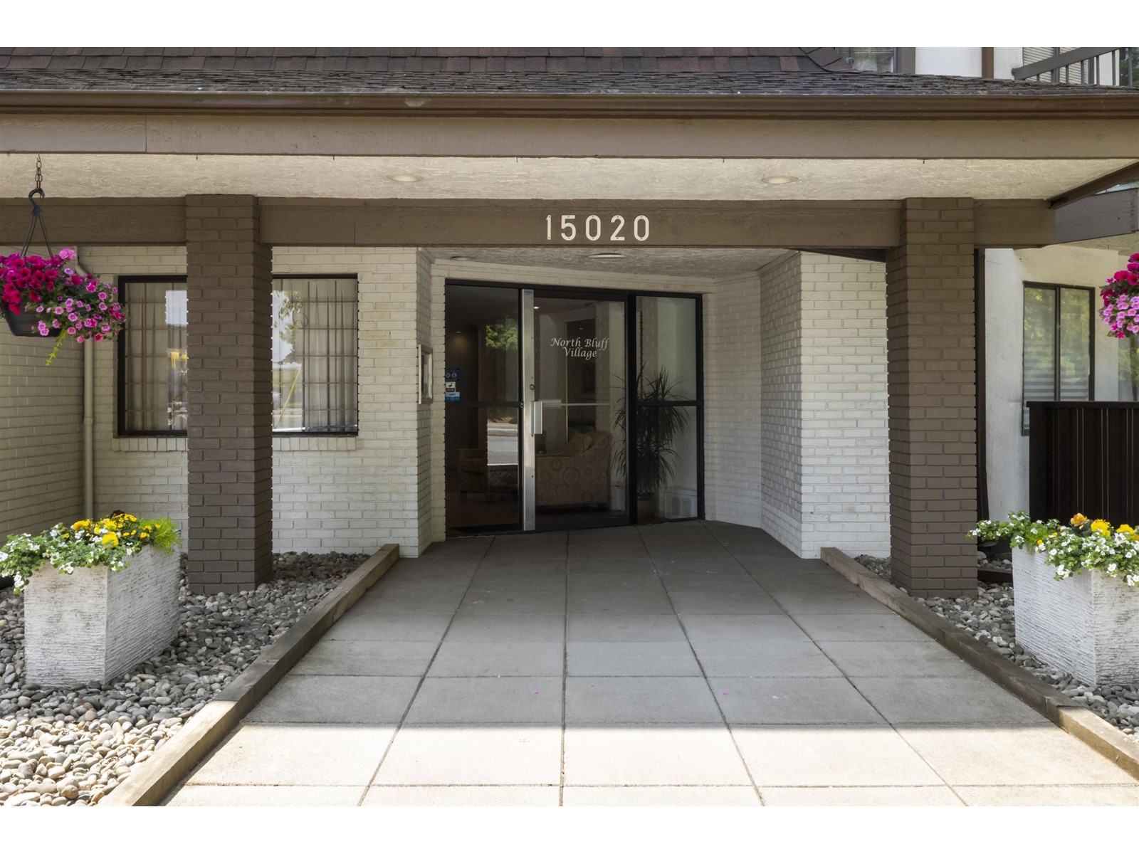 301 15020 North Bluff Road, White Rock, British Columbia  V4B 5A4 - Photo 3 - R3012209