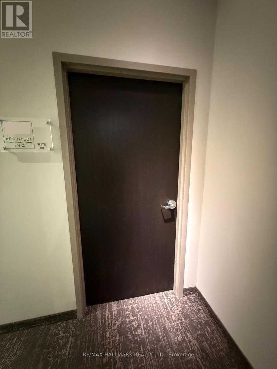 407 - 218 Export Boulevard, Mississauga, Ontario  L5S 1Y4 - Photo 3 - W12203923