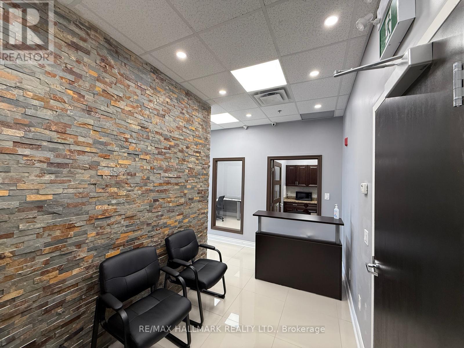 407 - 218 Export Boulevard, Mississauga, Ontario  L5S 1Y4 - Photo 4 - W12203923