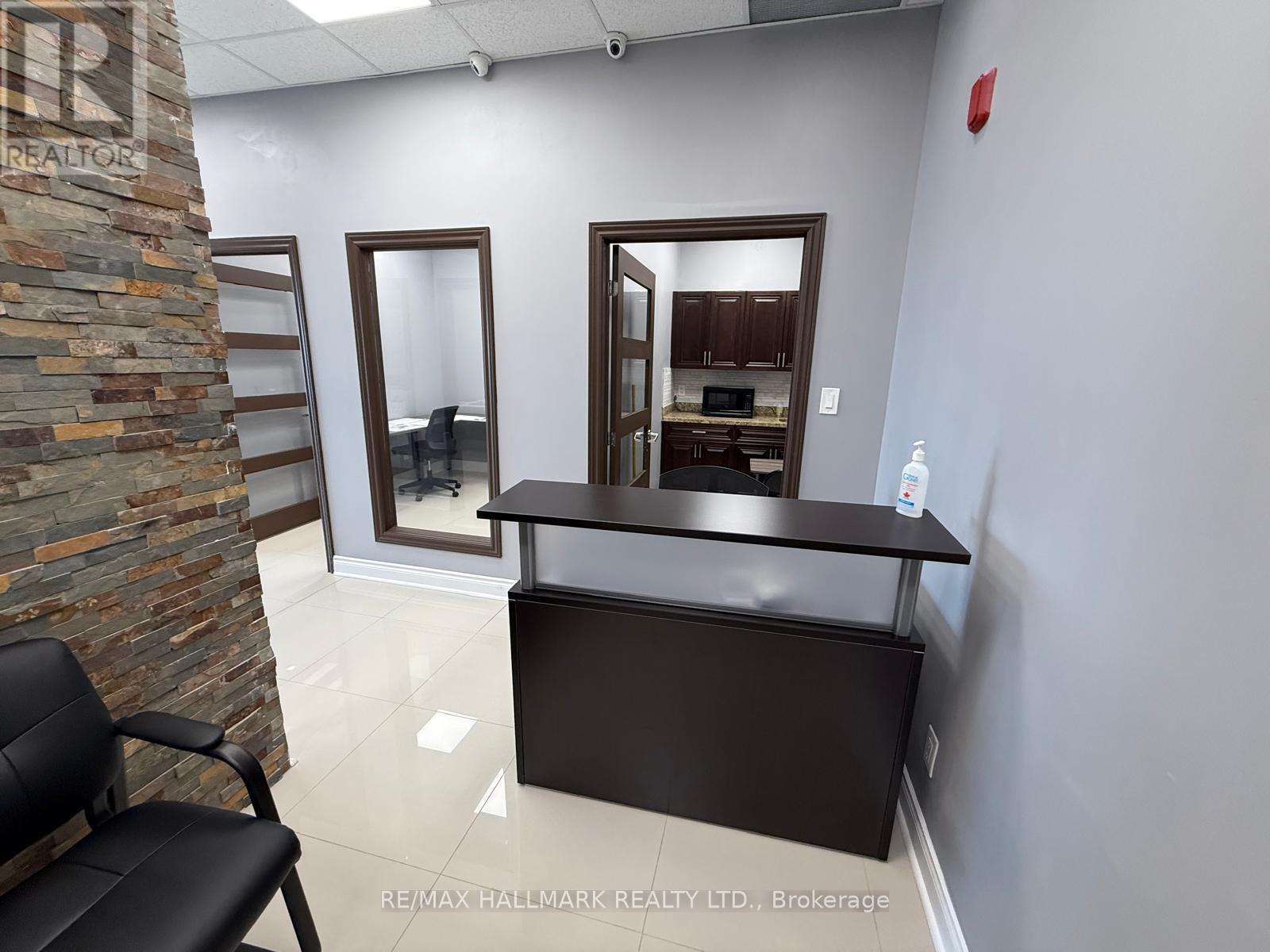 407 - 218 Export Boulevard, Mississauga (Gateway), Ontario  L5S 1Y4 - Photo 5 - W12203923
