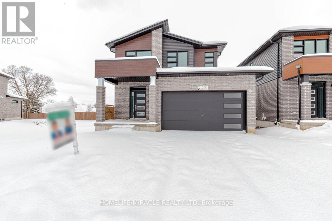 40 Moon Crescent, Cambridge, Ontario  N1S 0C4 - Photo 3 - X12203988