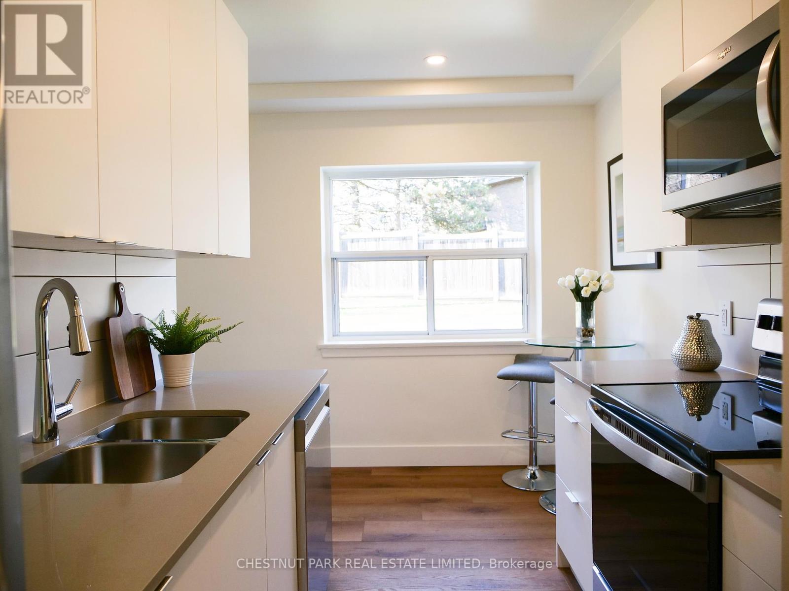 3 - 2 Wingreen Court, Toronto, Ontario  M3B 1B9 - Photo 2 - C12204016