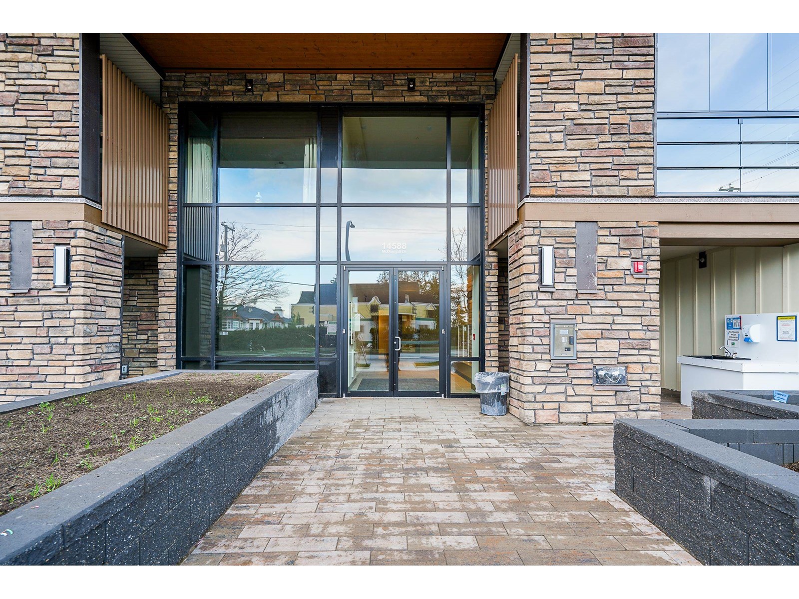 409 14588 Mcdougall Drive, Surrey, British Columbia  V4P 0H1 - Photo 4 - R3010790