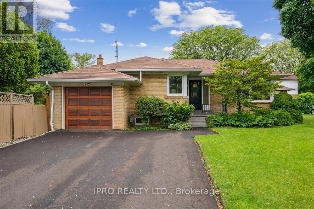 <div class="slider-price">$1,188,000</div><p>34 Appledale Road, Toronto, Ontario</p>