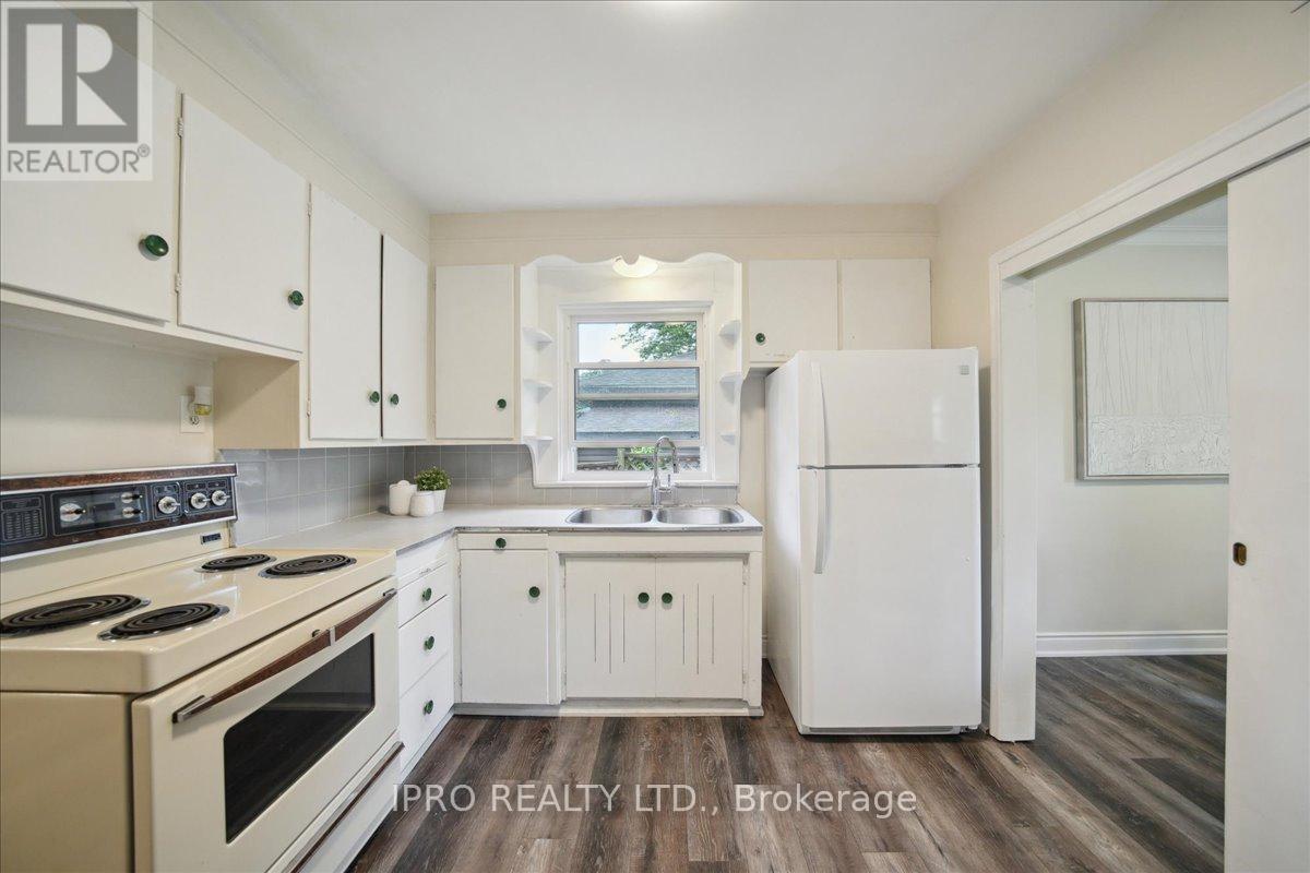 34 Appledale Road, Toronto, Ontario  M9B 5G4 - Photo 11 - W12203992