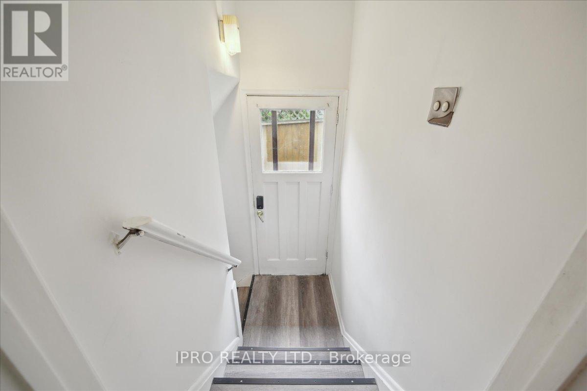 34 Appledale Road, Toronto, Ontario  M9B 5G4 - Photo 19 - W12203992