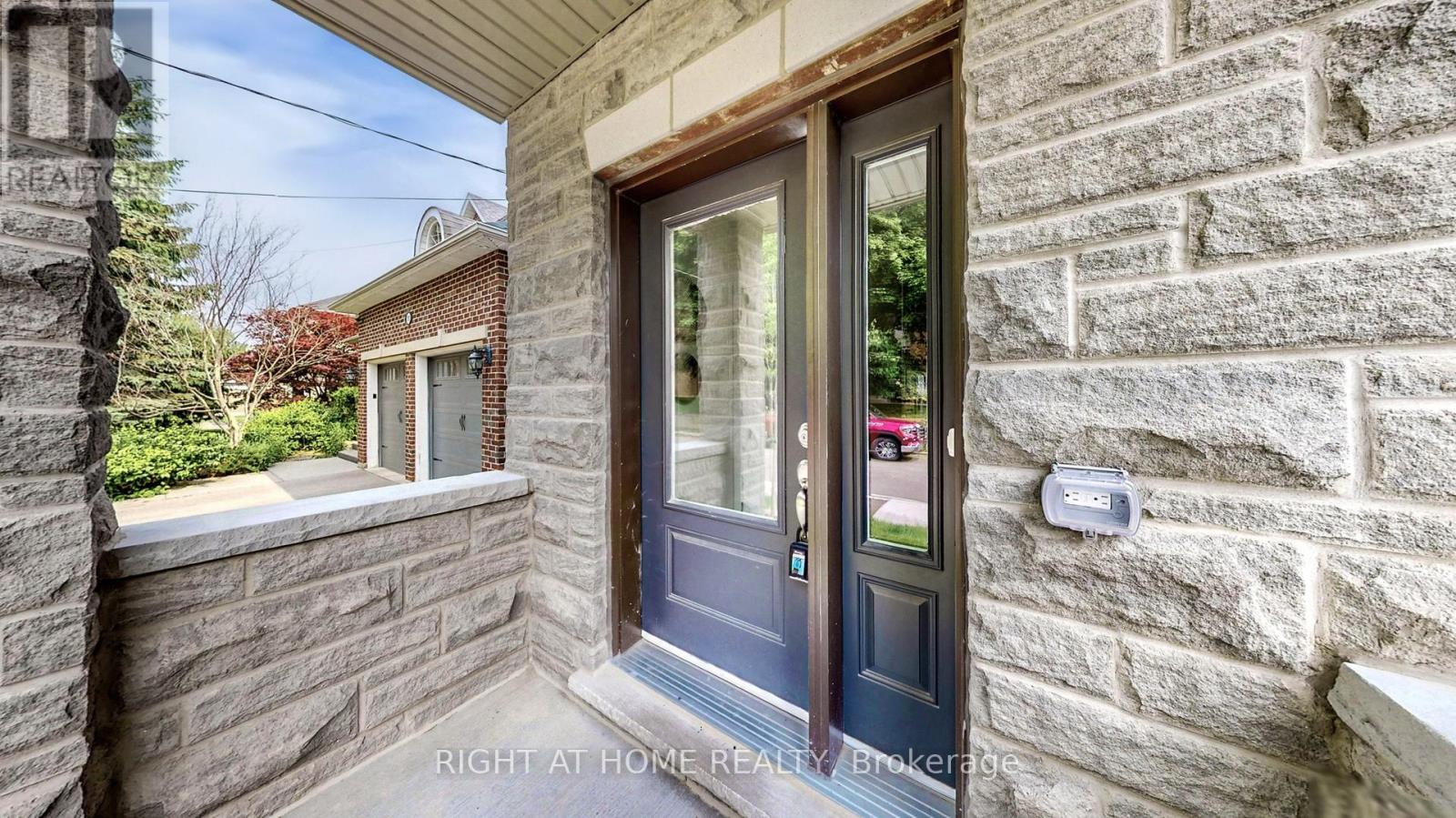 197 Wyndham Street, Mississauga, Ontario  L5M 2S5 - Photo 4 - W12203995