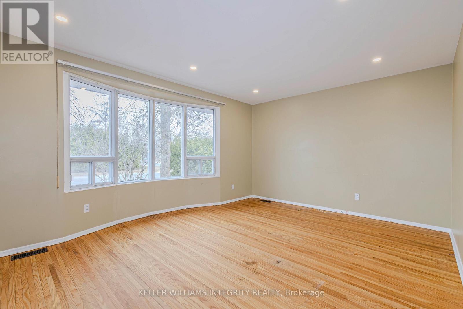 1402 Major Road, Ottawa, Ontario  K1E 1H4 - Photo 3 - X12090811