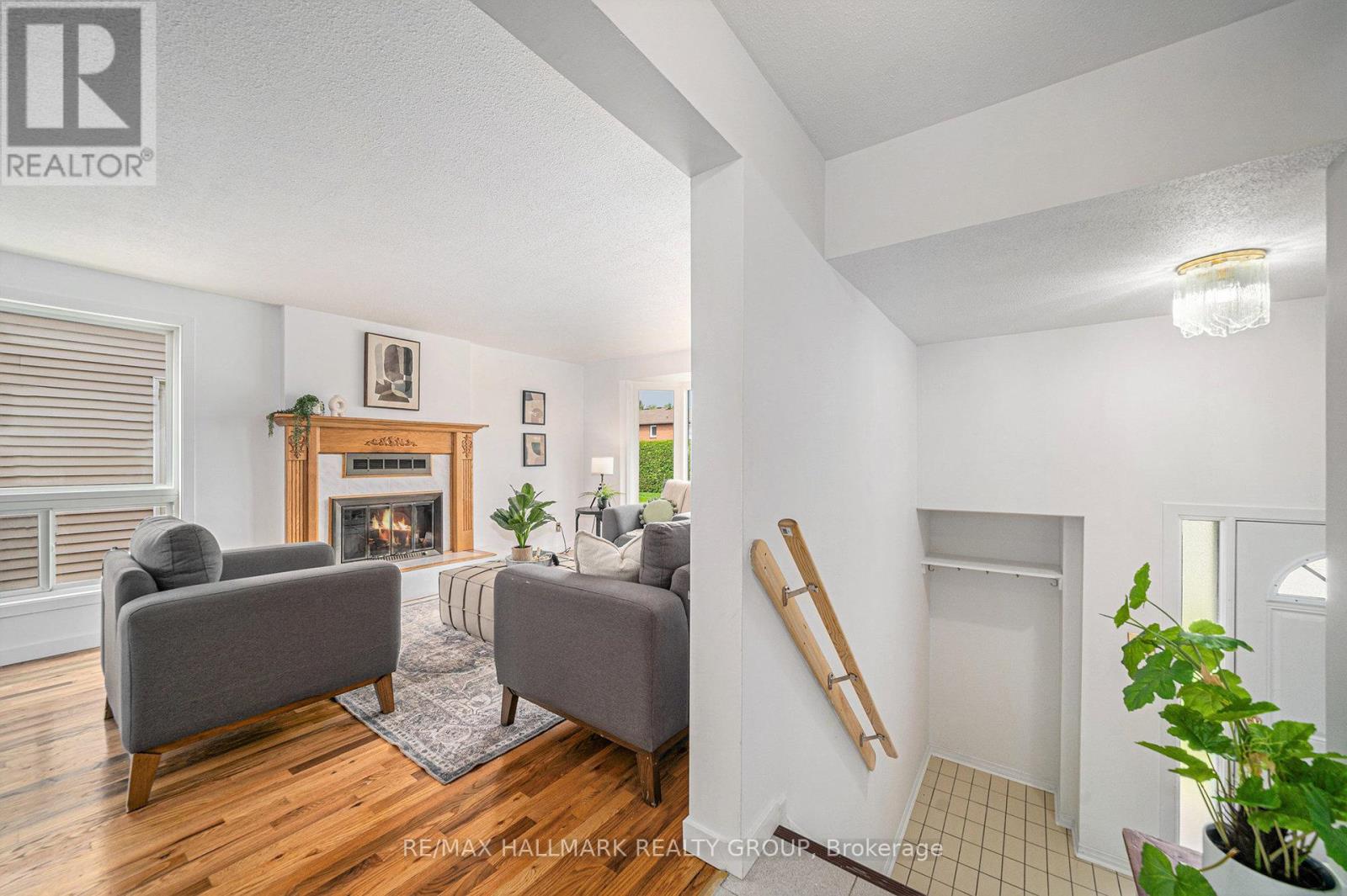 69 Farm Gate Crescent, Ottawa, Ontario  K2E 7N3 - Photo 5 - X12204043