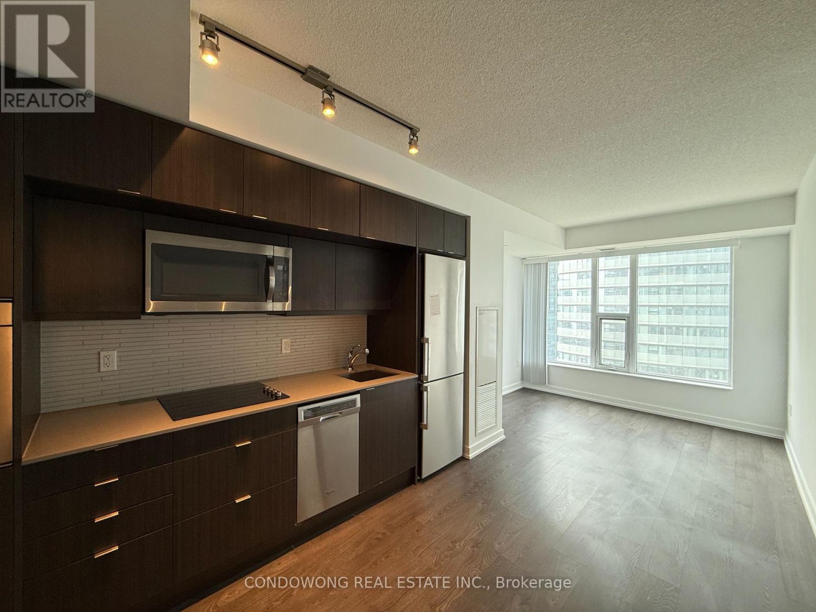 2012 - 10 York Street, Toronto, Ontario  M5J 0E1 - Photo 1 - C12204063