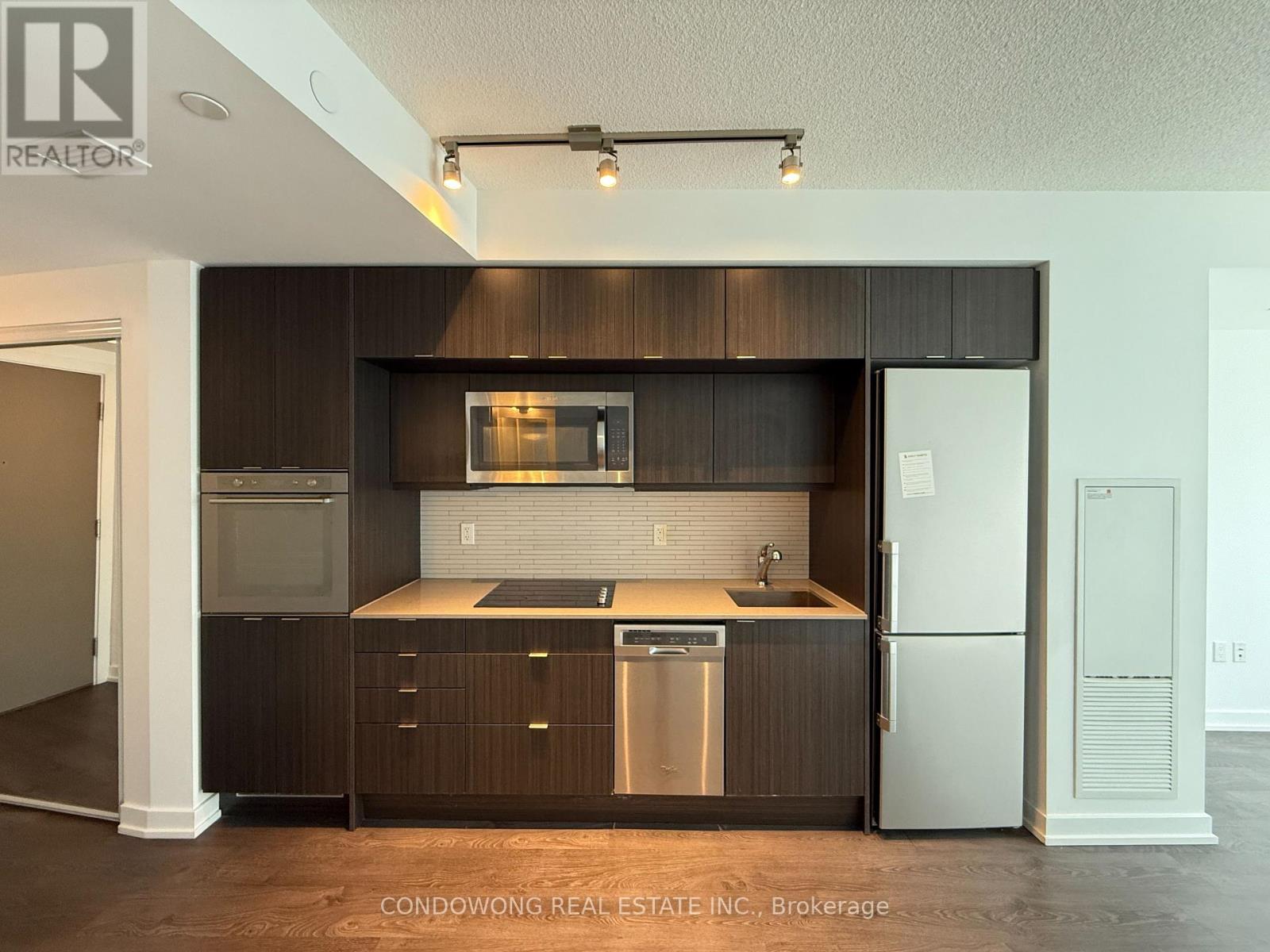 2012 - 10 York Street, Toronto, Ontario  M5J 0E1 - Photo 3 - C12204063