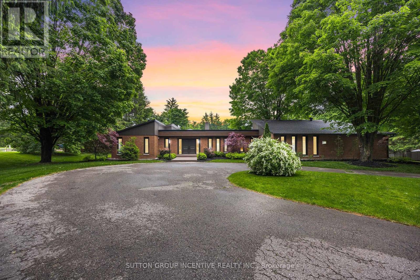 214 HICKORY LANE, Barrie, Ontario