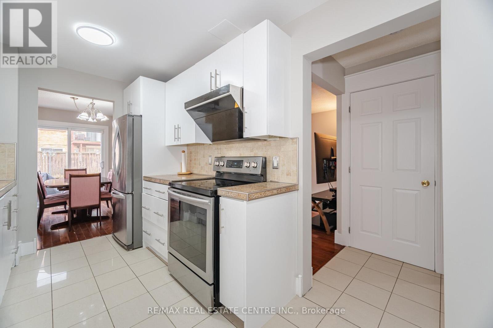 54 Royal Palm Drive, Brampton, Ontario  L6Z 1P6 - Photo 11 - W12204030