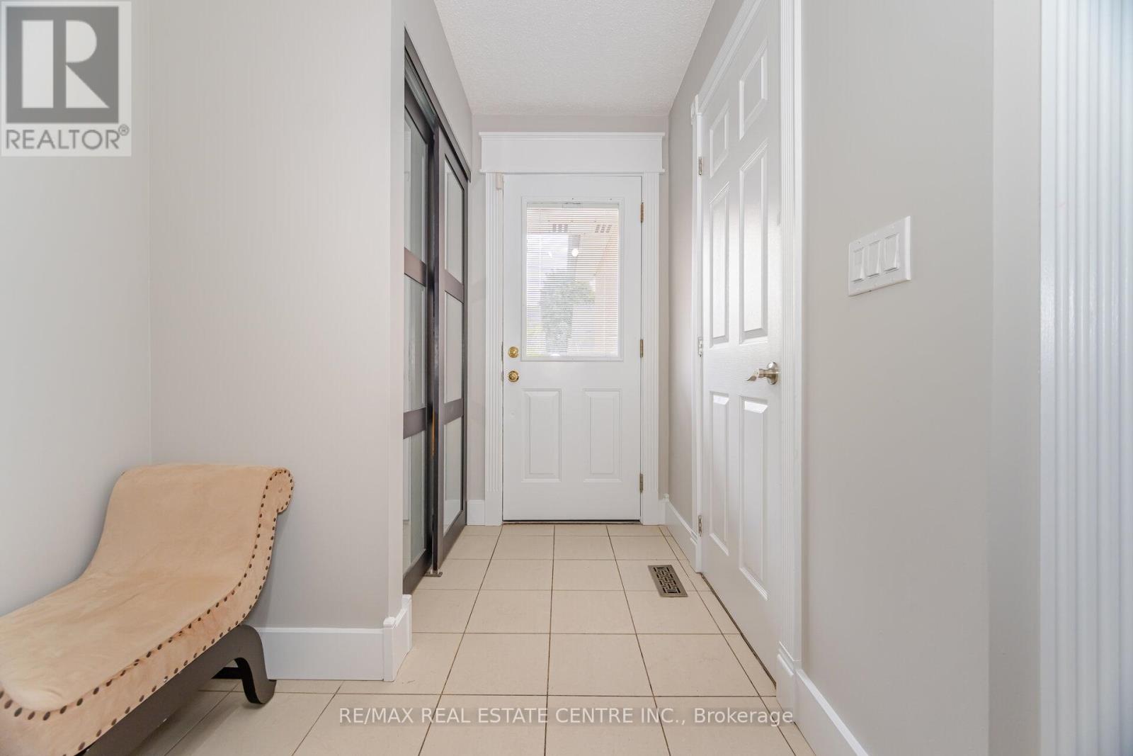 54 Royal Palm Drive, Brampton, Ontario  L6Z 1P6 - Photo 4 - W12204030