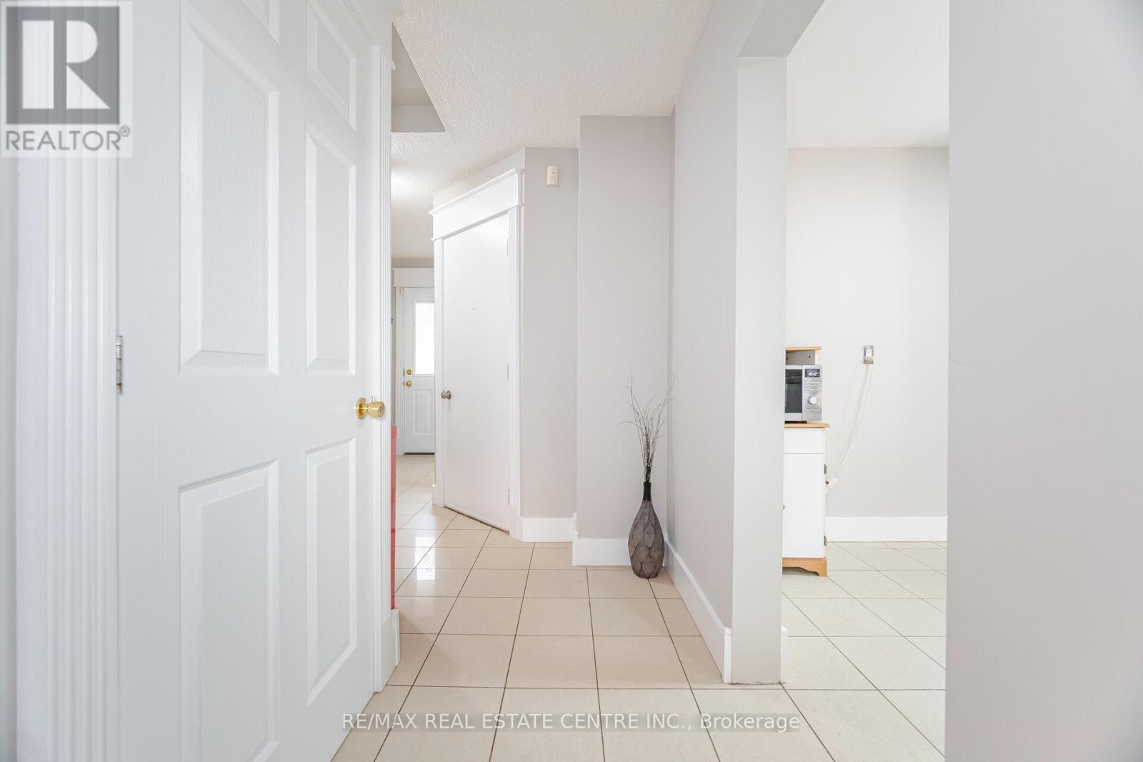 54 Royal Palm Drive, Brampton, Ontario  L6Z 1P6 - Photo 7 - W12204030