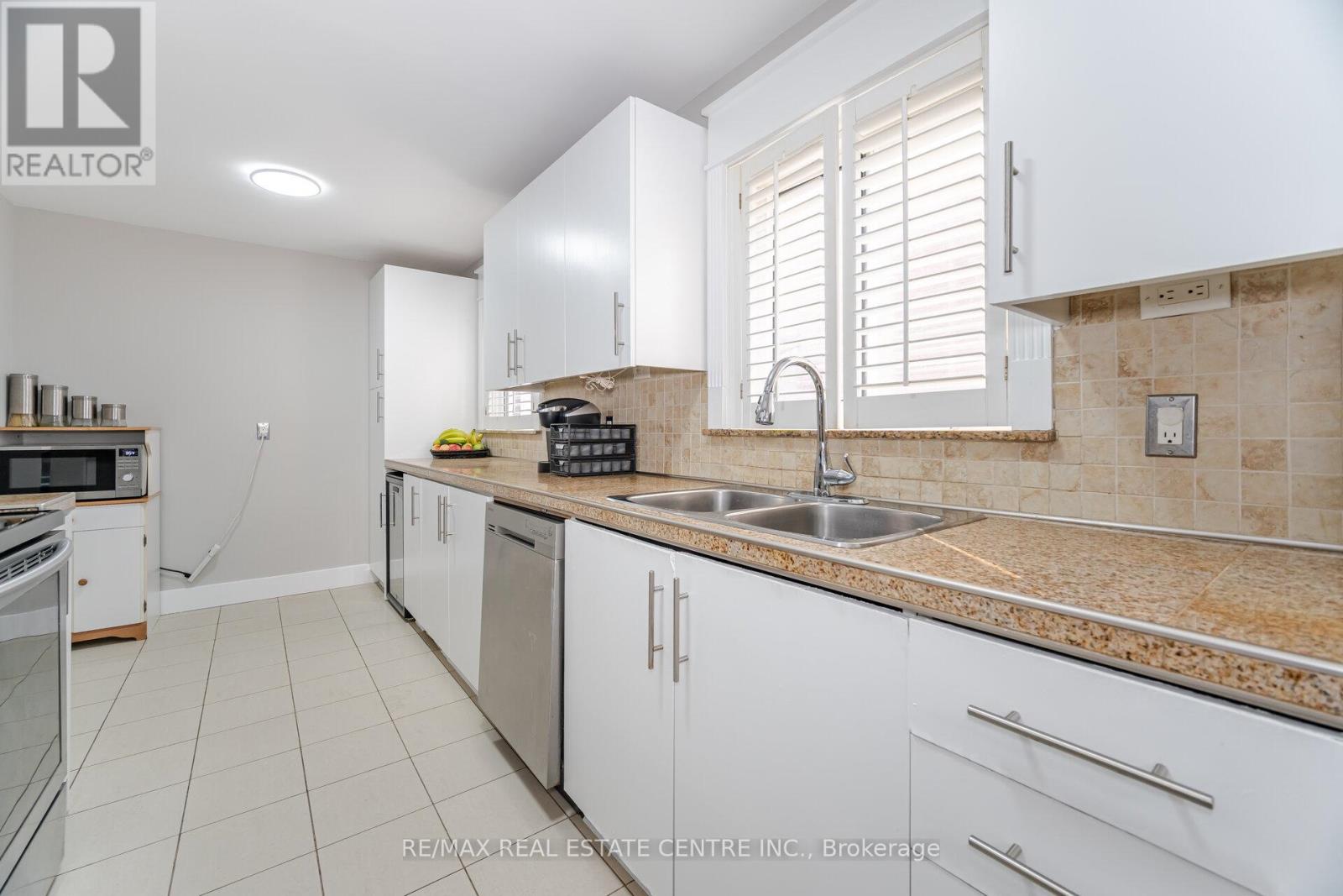54 Royal Palm Drive, Brampton, Ontario  L6Z 1P6 - Photo 8 - W12204030