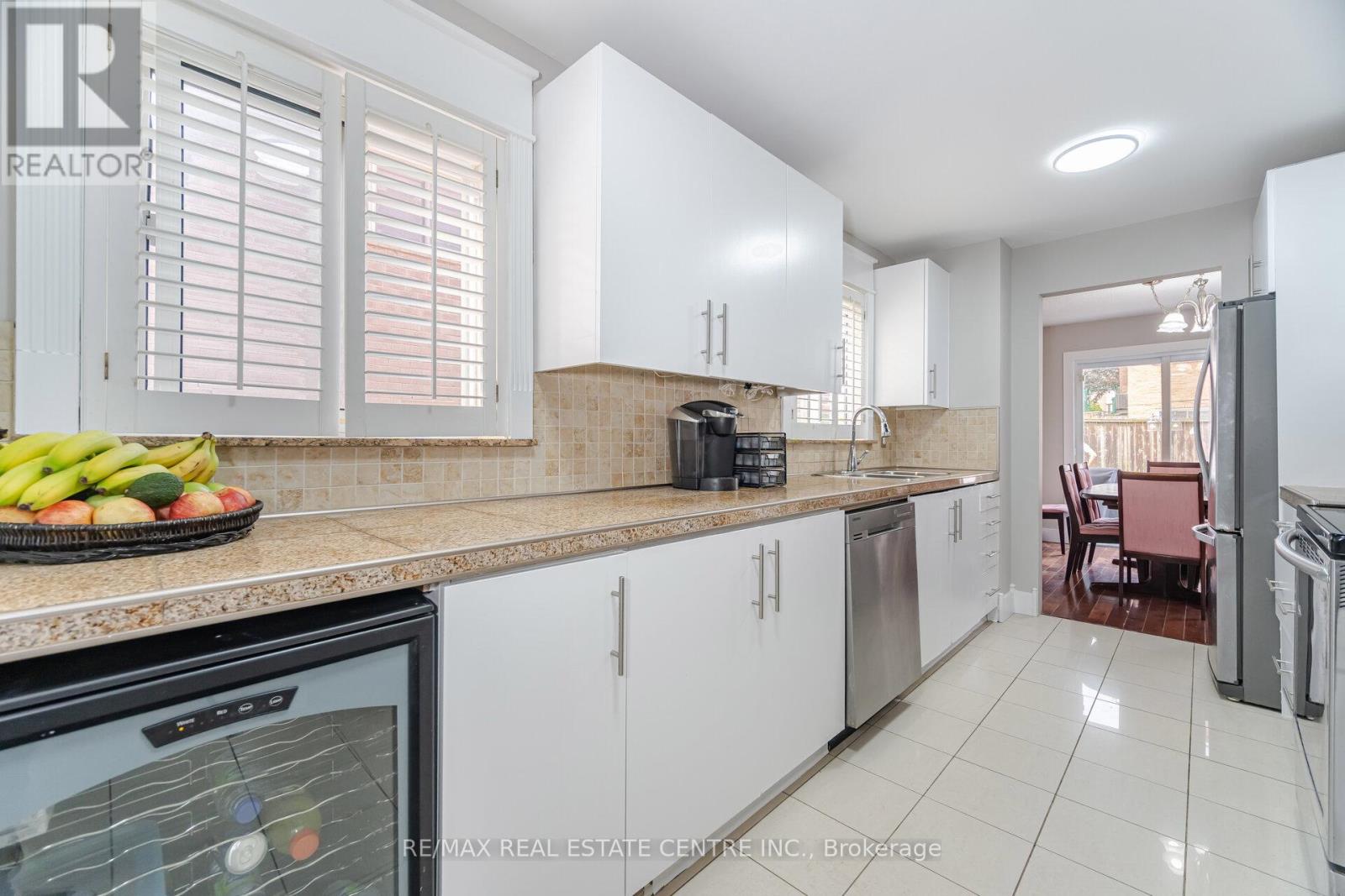 54 Royal Palm Drive, Brampton, Ontario  L6Z 1P6 - Photo 9 - W12204030