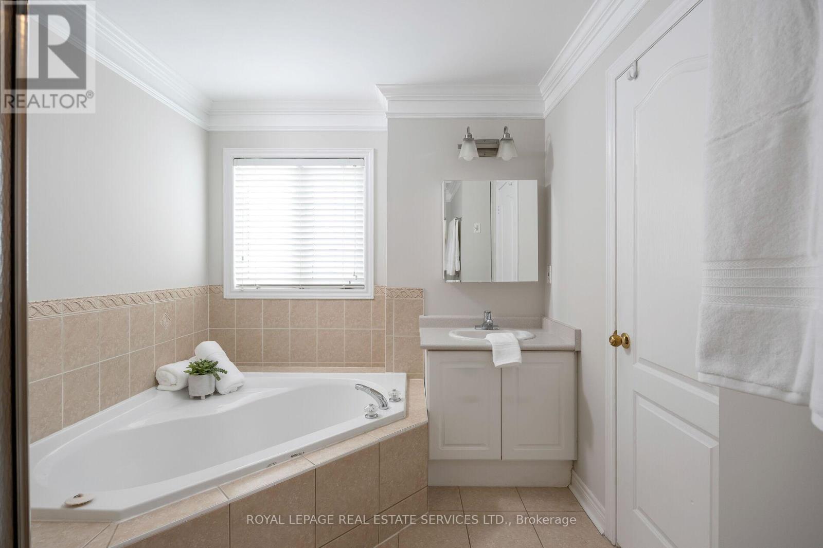 2145 Woodgate Drive, Oakville, Ontario  L6M 4E1 - Photo 25 - W12204041
