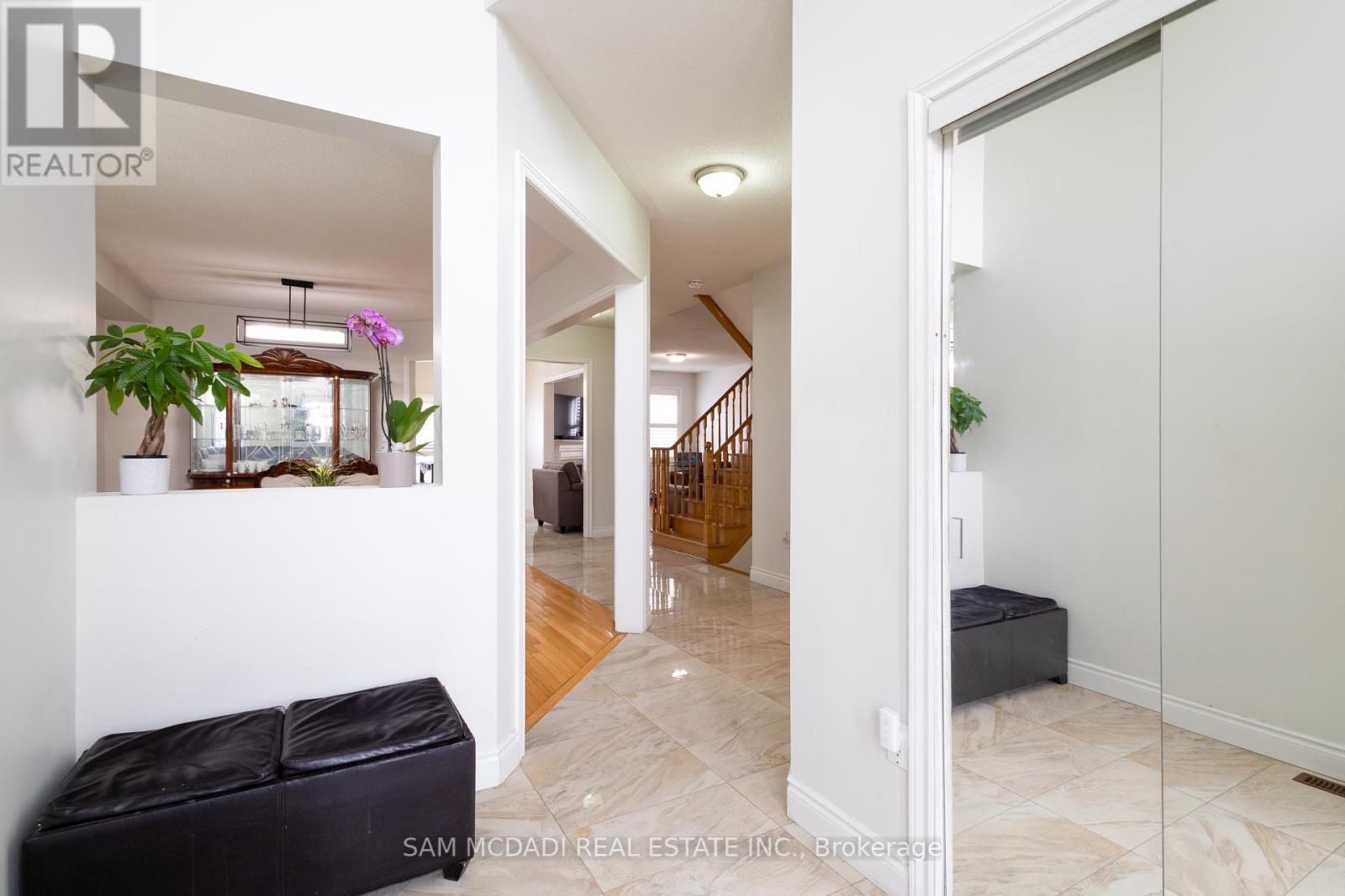 2530 Nichols Drive, Oakville, Ontario  L6H 7L3 - Photo 8 - W12204052