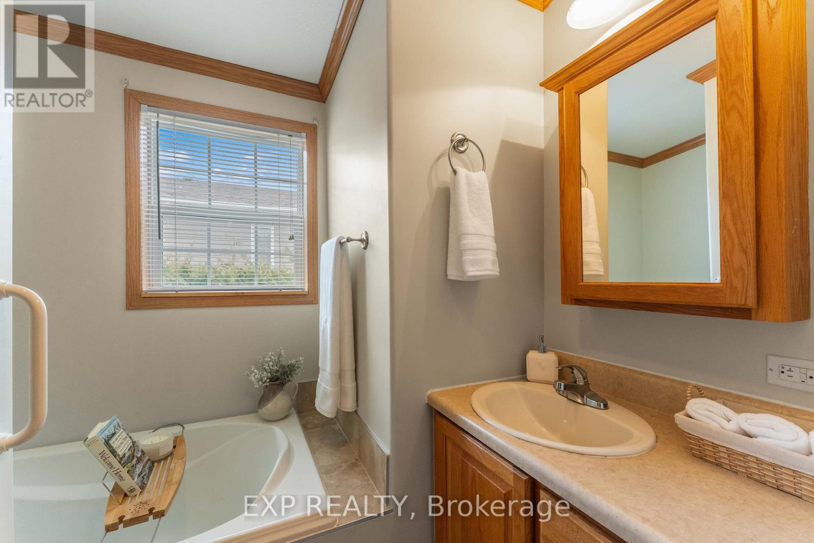 56 Creekside Circle, Kawartha Lakes, Ontario  K0M 1L0 - Photo 11 - X12076264