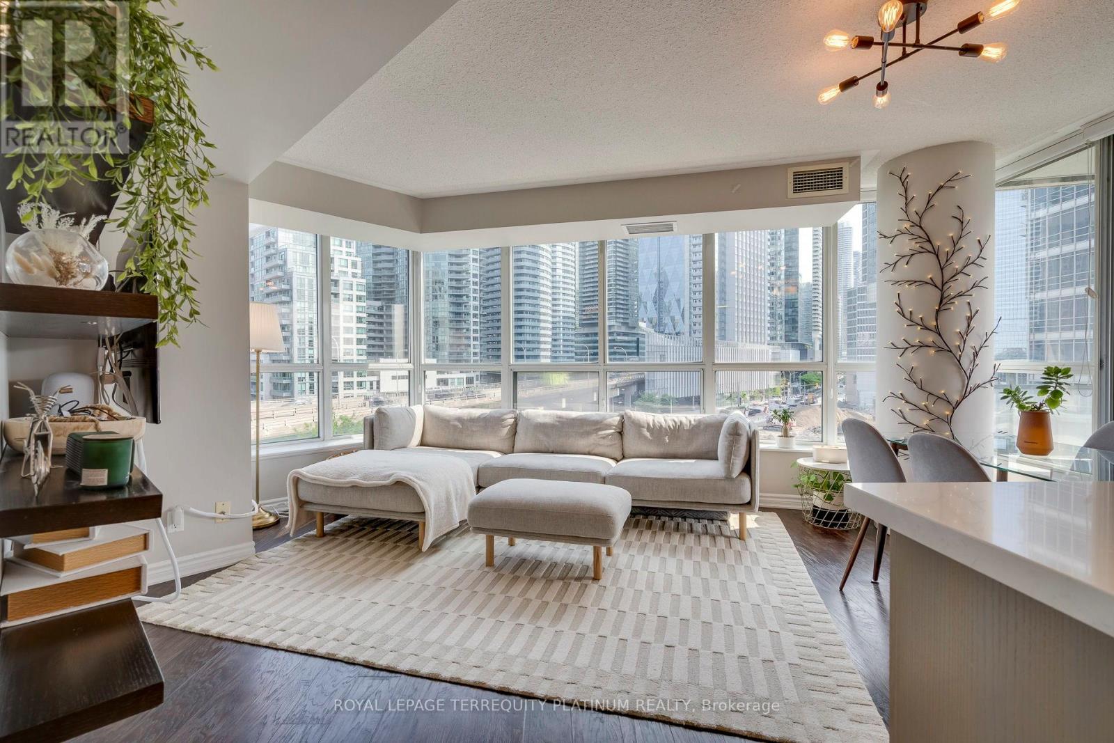 702 - 228 Queens Quay W, Toronto, Ontario  M5J 2X1 - Photo 1 - C12194931