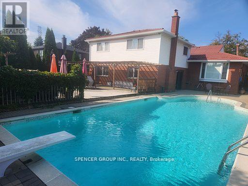 1856 Briarcrook Crescent, Mississauga, Ontario  L4X 1X4 - Photo 4 - W12204106