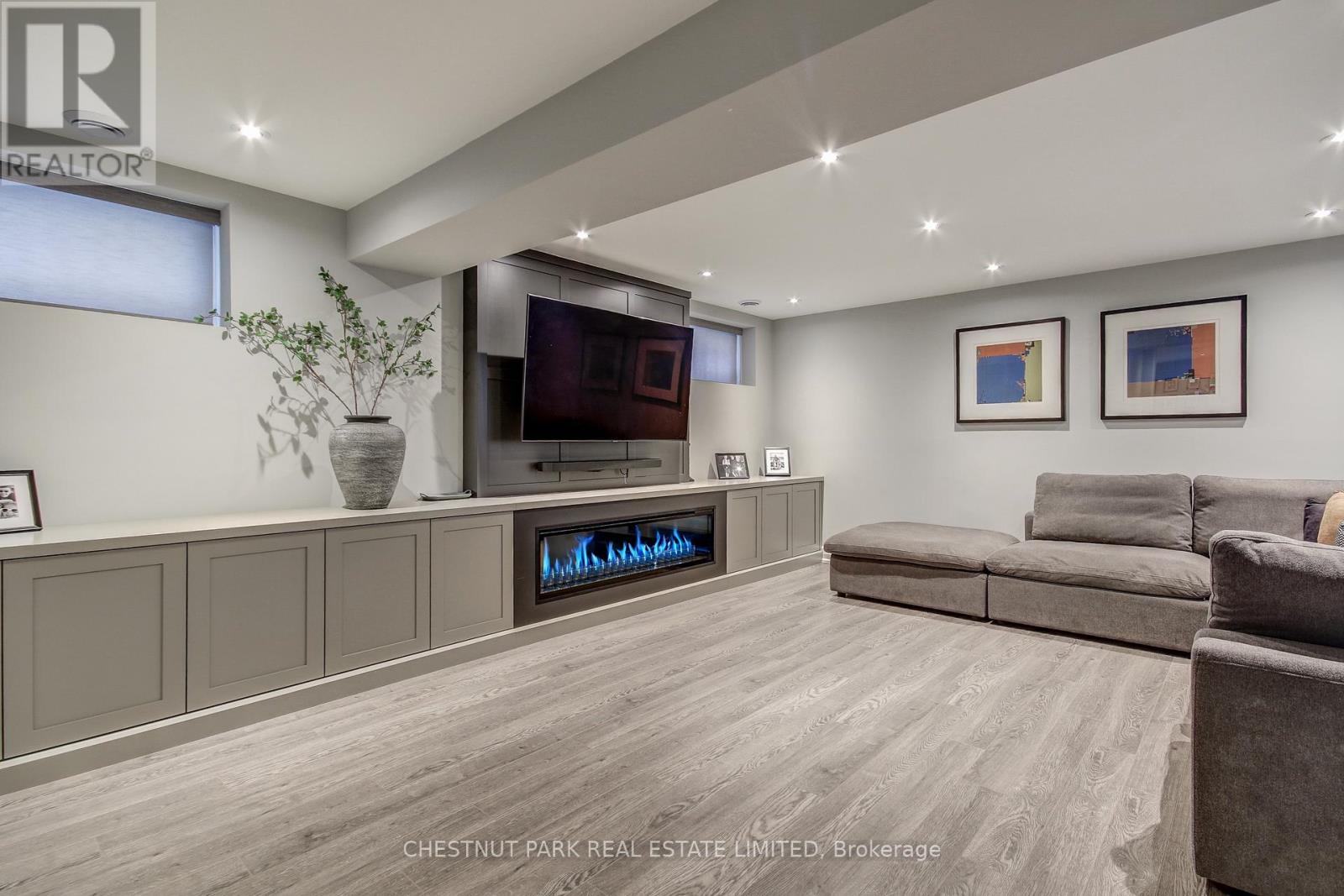 22 Lesmar Drive, Toronto (Princess-Rosethorn), Ontario  M9B 2V1 - Photo 42 - W12204109