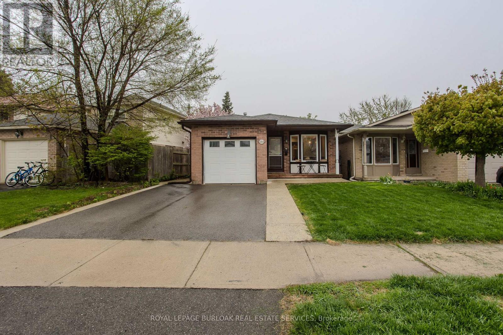 2218 Leominster Drive, Burlington, Ontario  L7P 3X1 - Photo 3 - W12204125