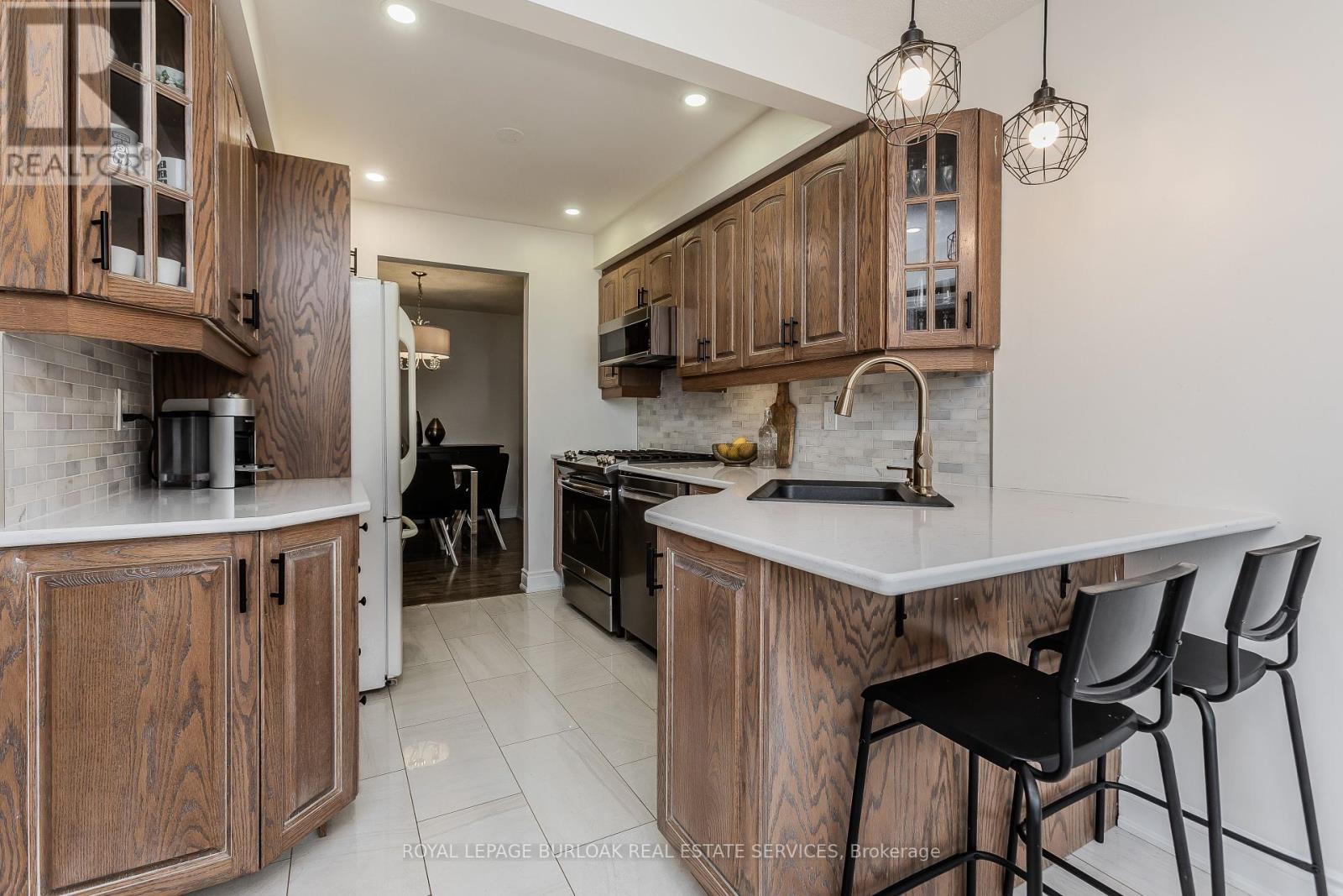 2218 Leominster Drive, Burlington, Ontario  L7P 3X1 - Photo 7 - W12204125