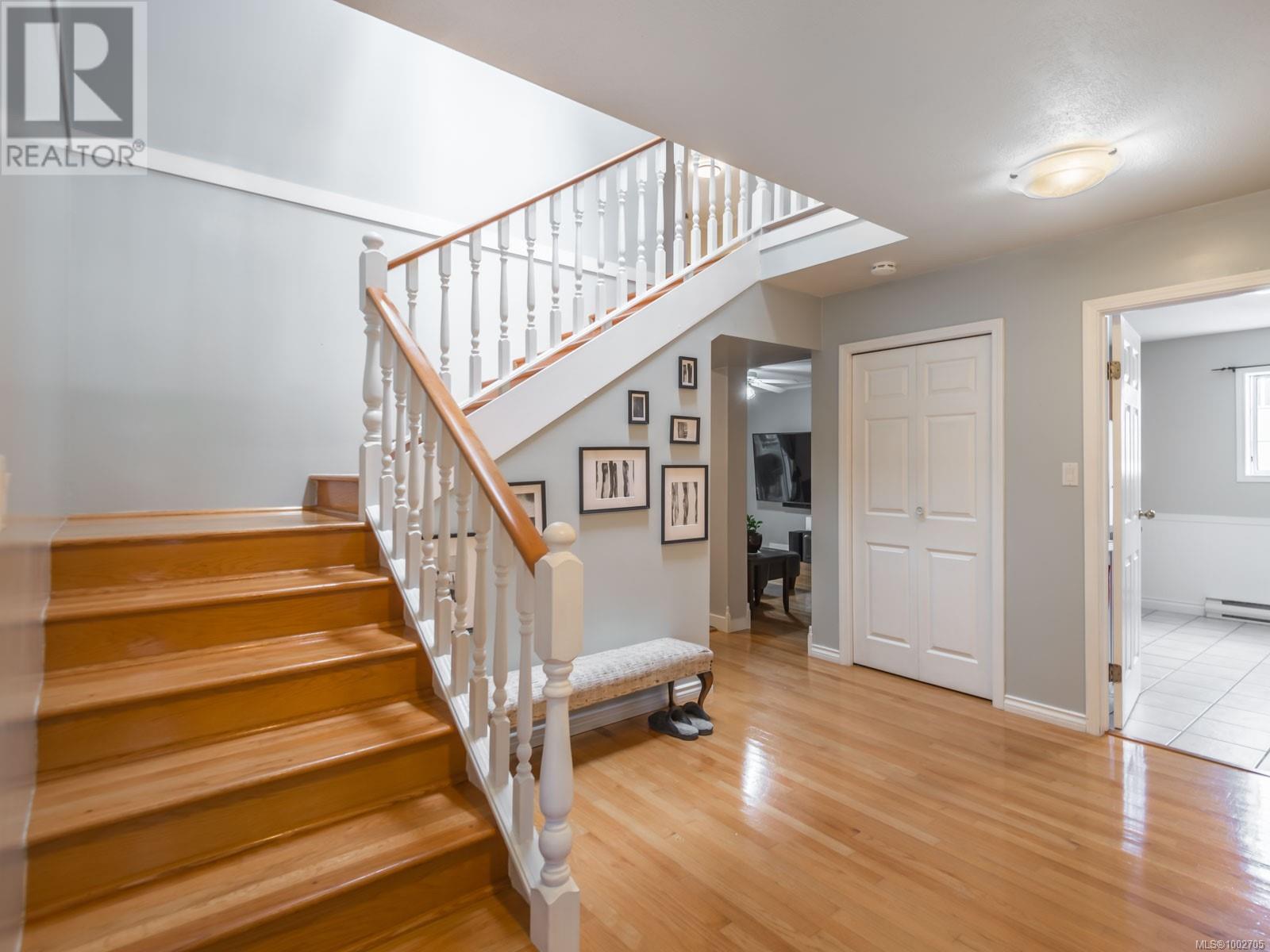 Property at 3961 Dunsmuir St image 3