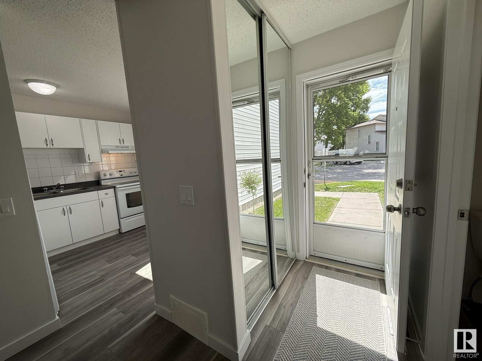 #39 2024 57 St Nw, Edmonton, Alberta  T6L 2Z3 - Photo 3 - E4441006