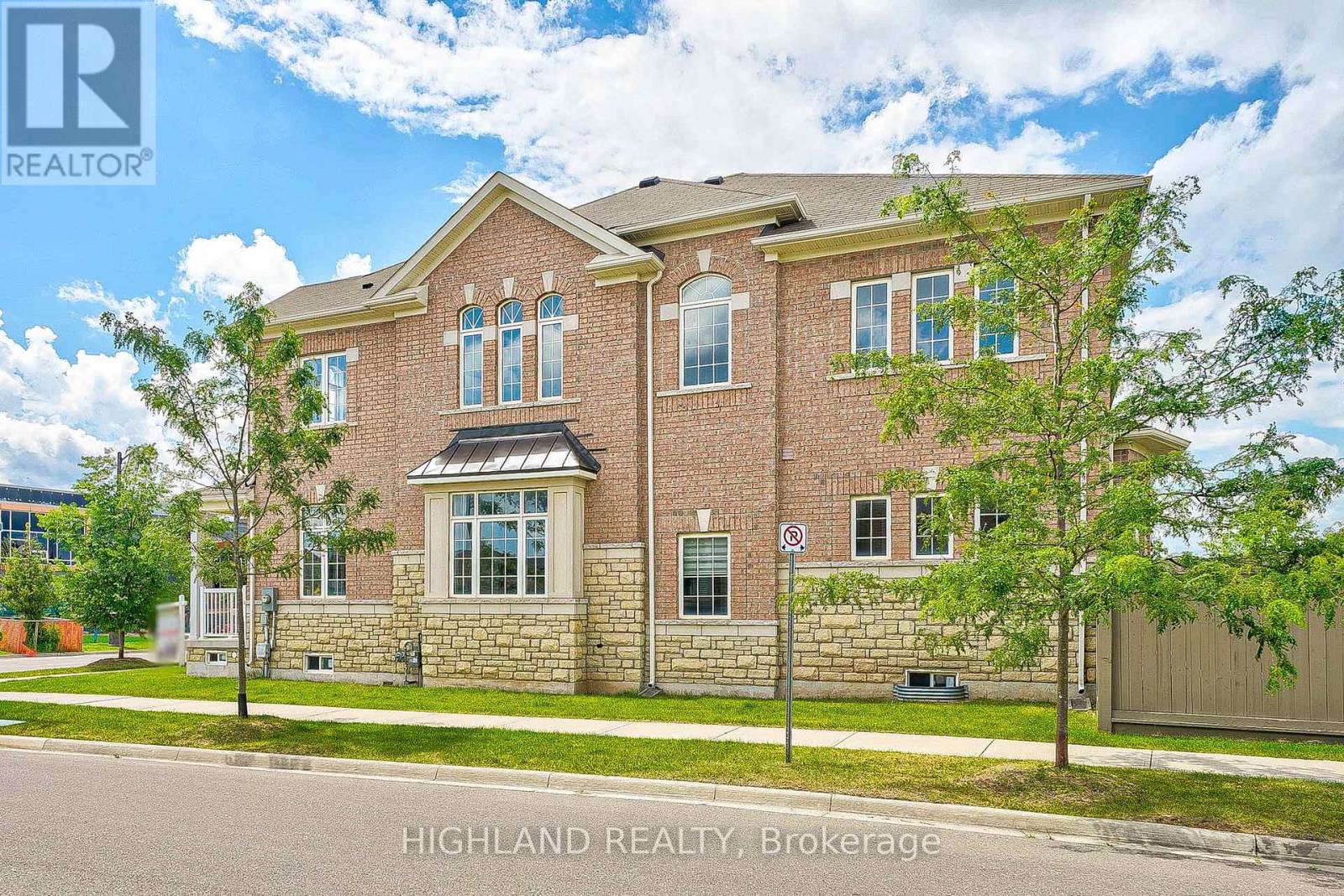 425 Threshing Mill Boulevard, Oakville, Ontario  L6H 0T4 - Photo 3 - W12072539